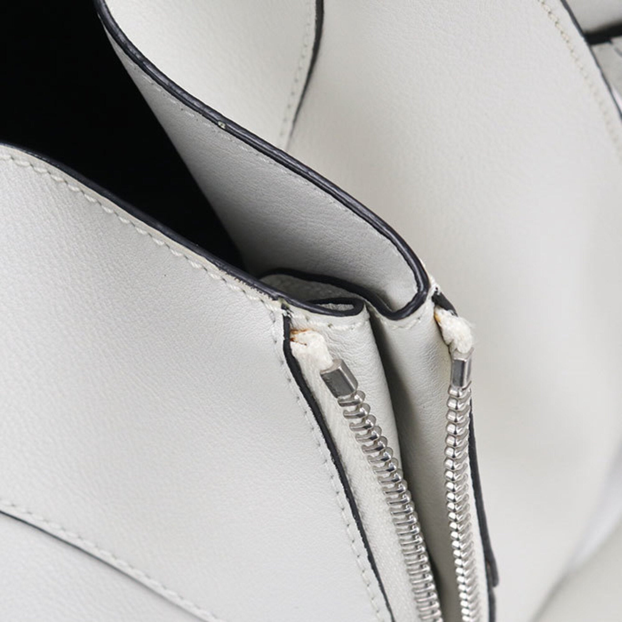 Loewe White Leather Handbag (Pre-Owned)