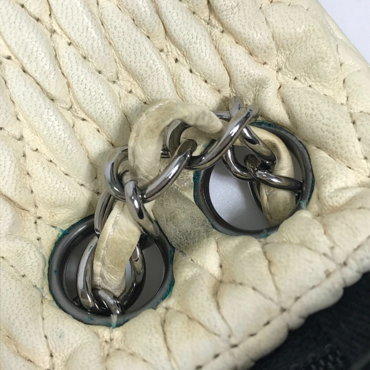 Chanel White Leather Shoulder Bag (Pre-Owned)