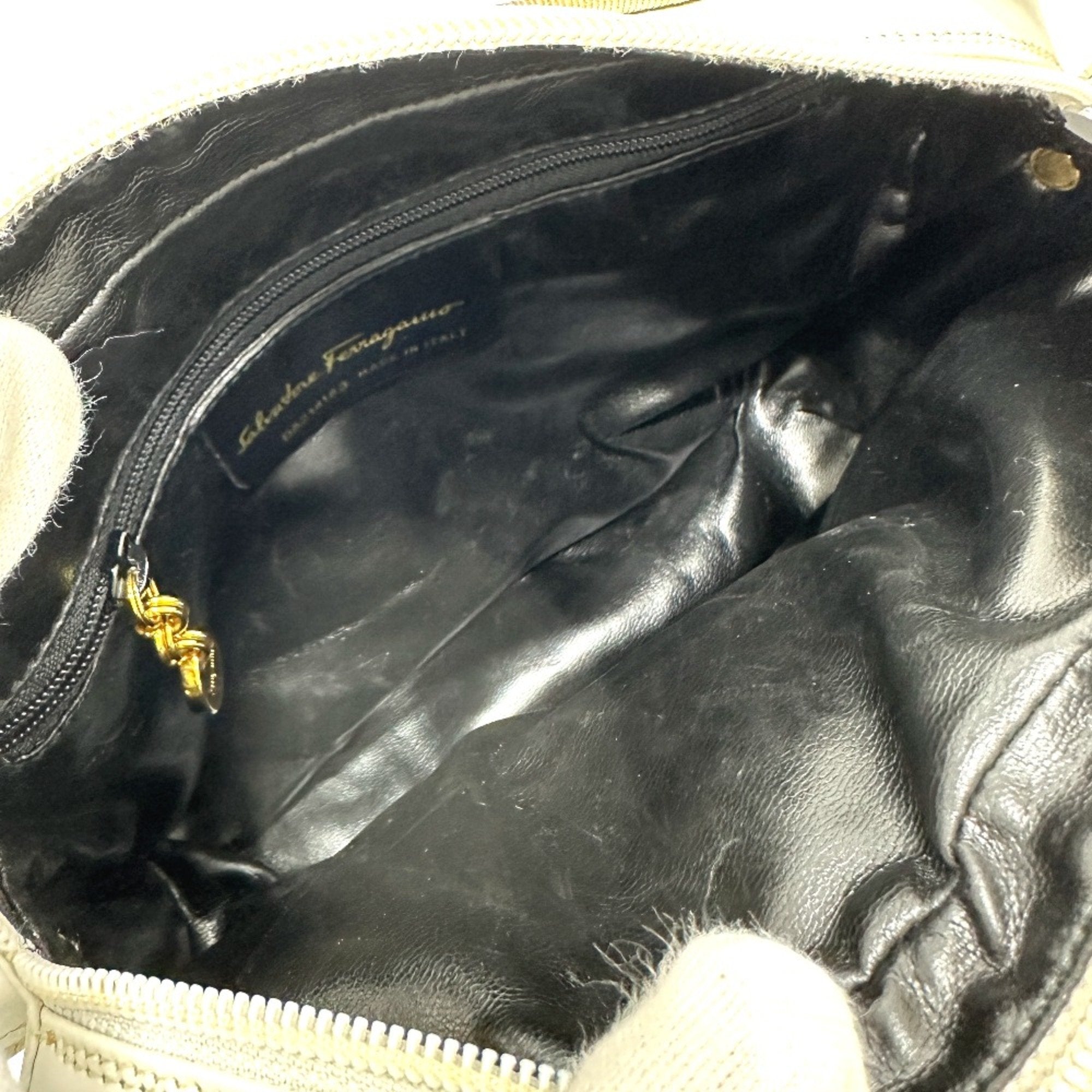 Salvatore Ferragamo White Leather Shoulder Bag (Pre-Owned)
