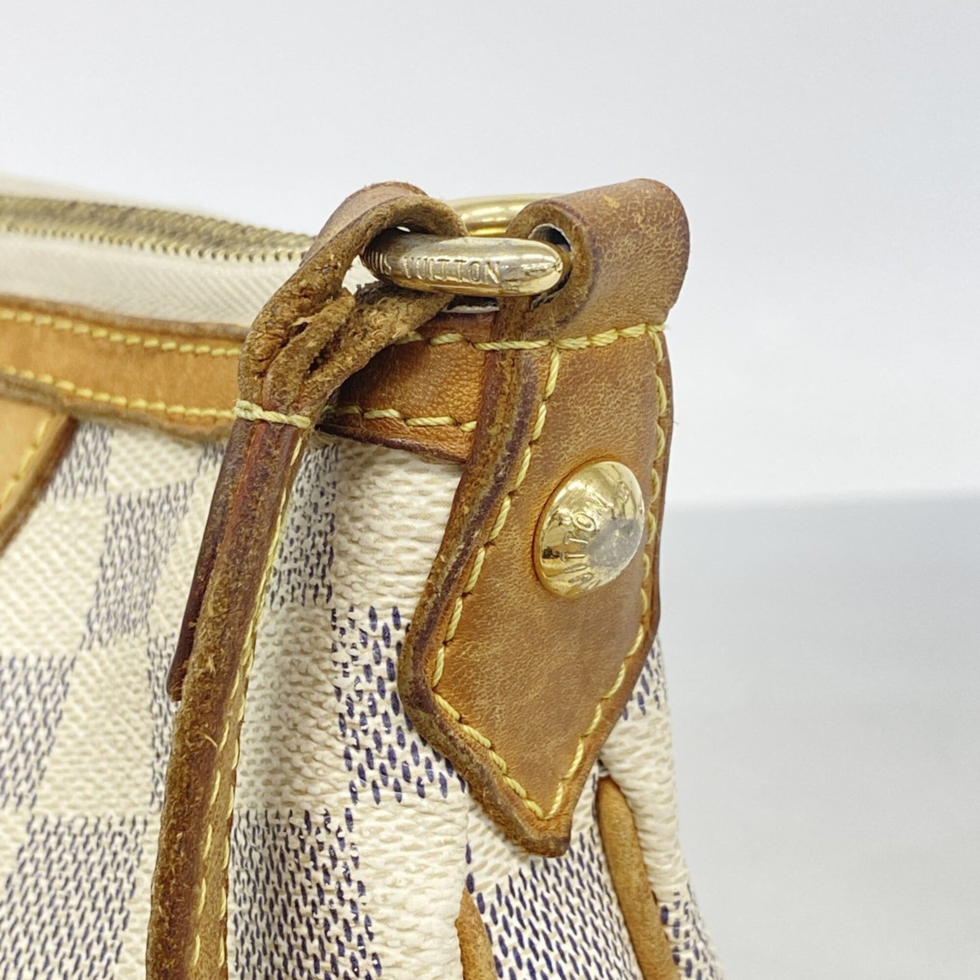 Louis Vuitton White Shoulder Bag (Pre-Owned)