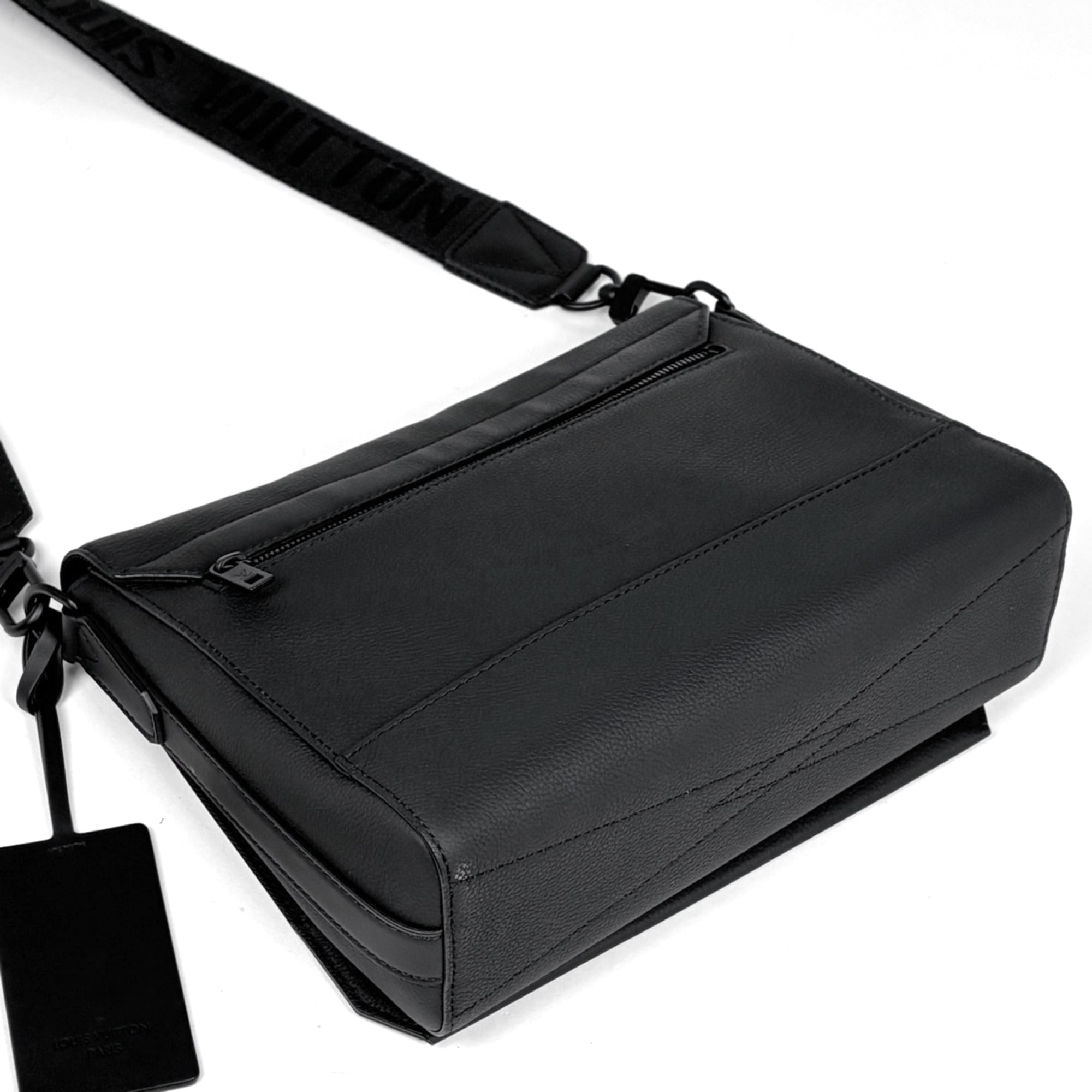Louis Vuitton Black Noir Leather Shoulder Bag (Pre-Owned)