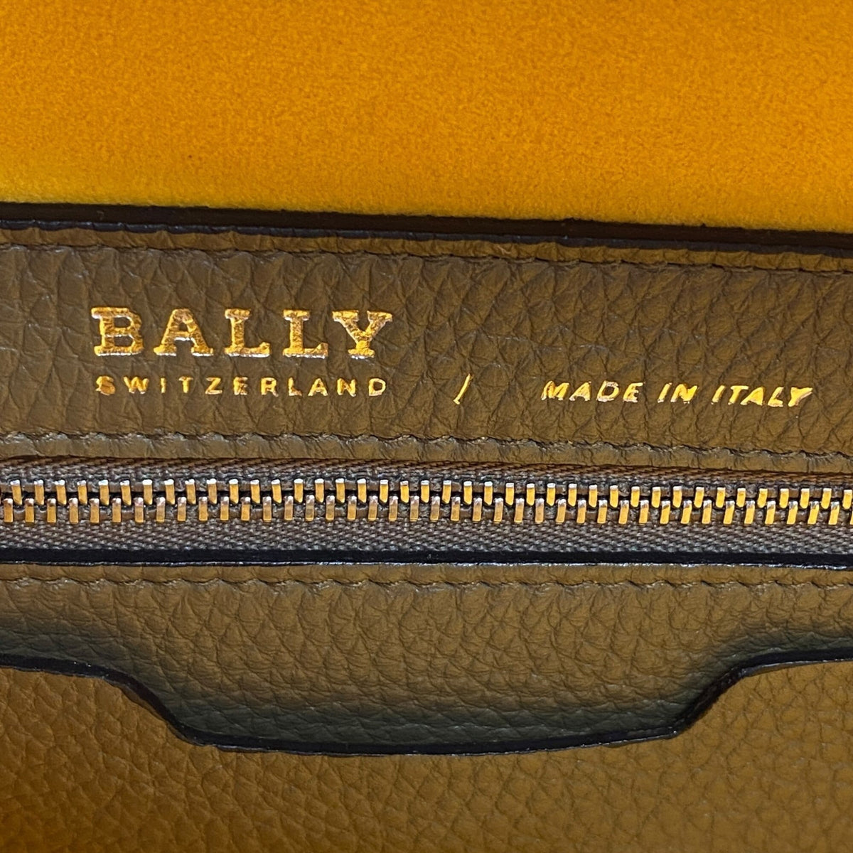 Bally Grayish Leather Handbag (Pre-Owned)
