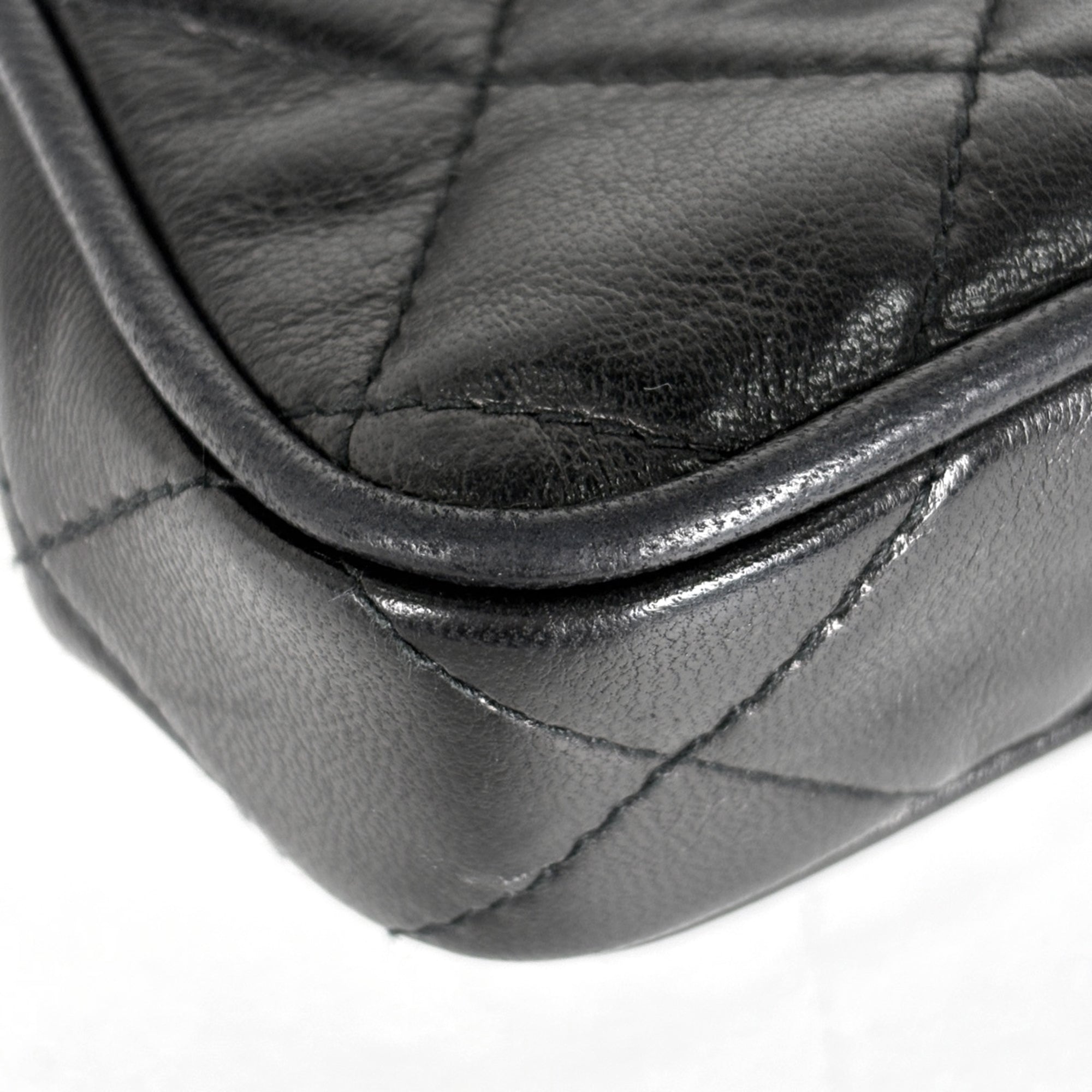 Chanel Black Leather Shoulder Bag (Pre-Owned)