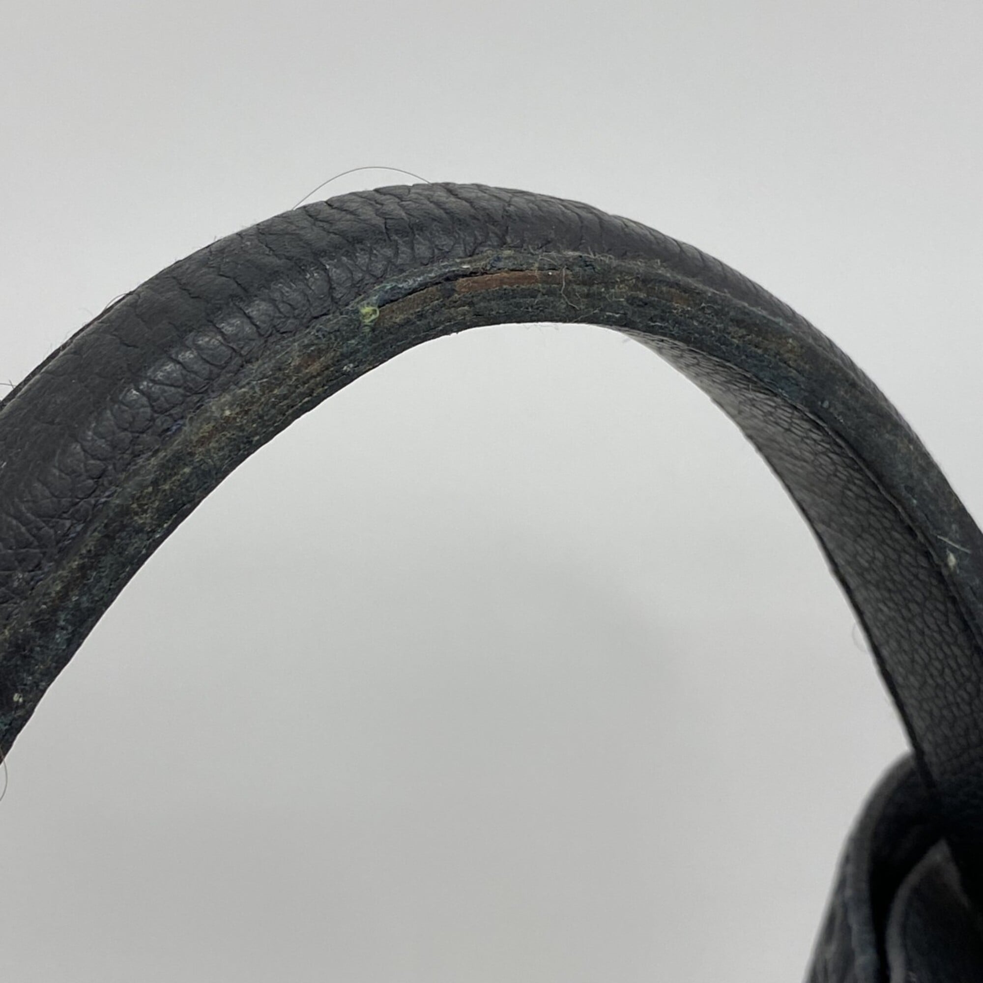 Louis Vuitton Noir Handbag (Pre-Owned)