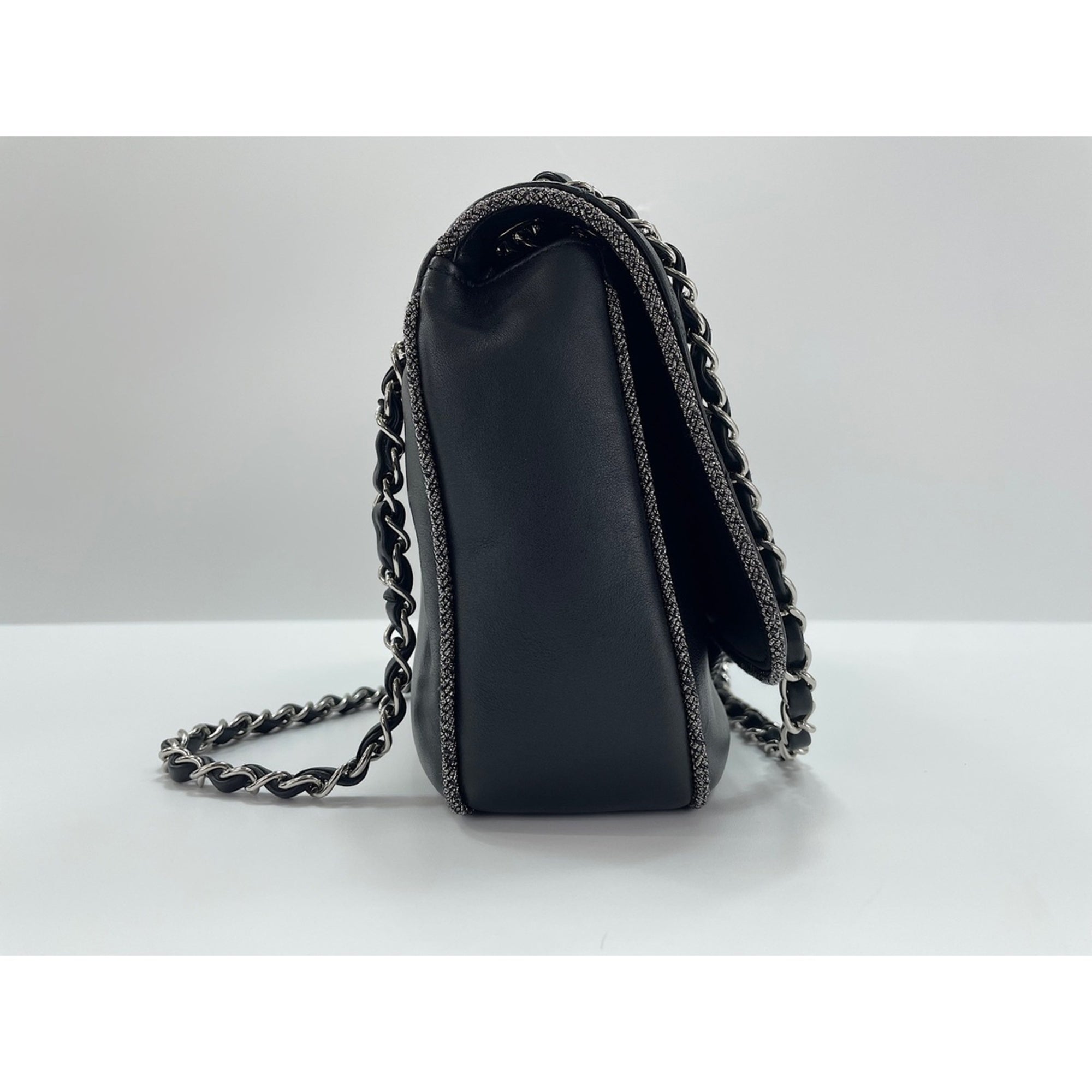 Chanel Black Shoulder Bag (Pre-Owned)