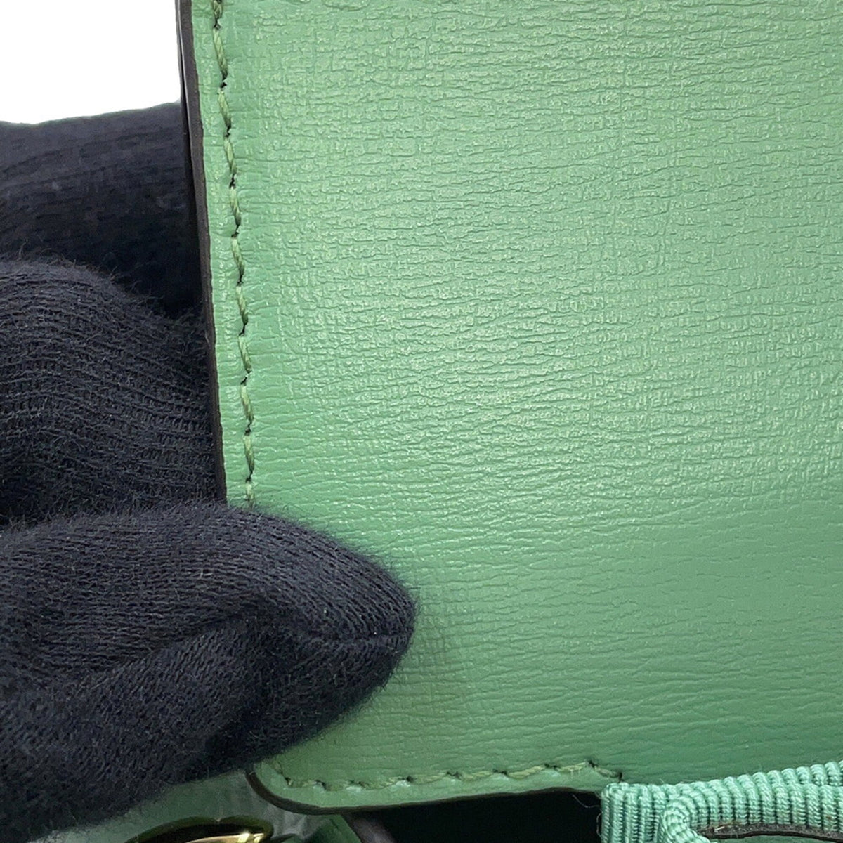 Salvatore Ferragamo Light Green Leather Shoulder Bag (Pre-Owned)