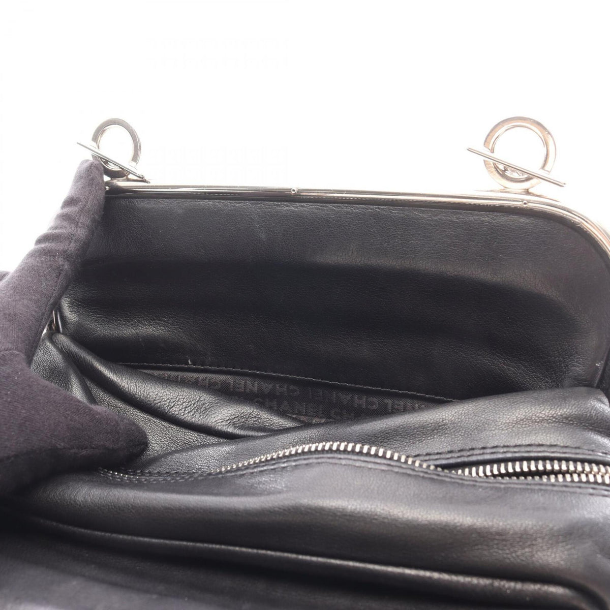 Chanel Black Leather Handbag (Pre-Owned)
