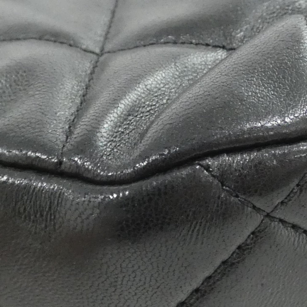Chanel Black Leather Shoulder Bag (Pre-Owned)