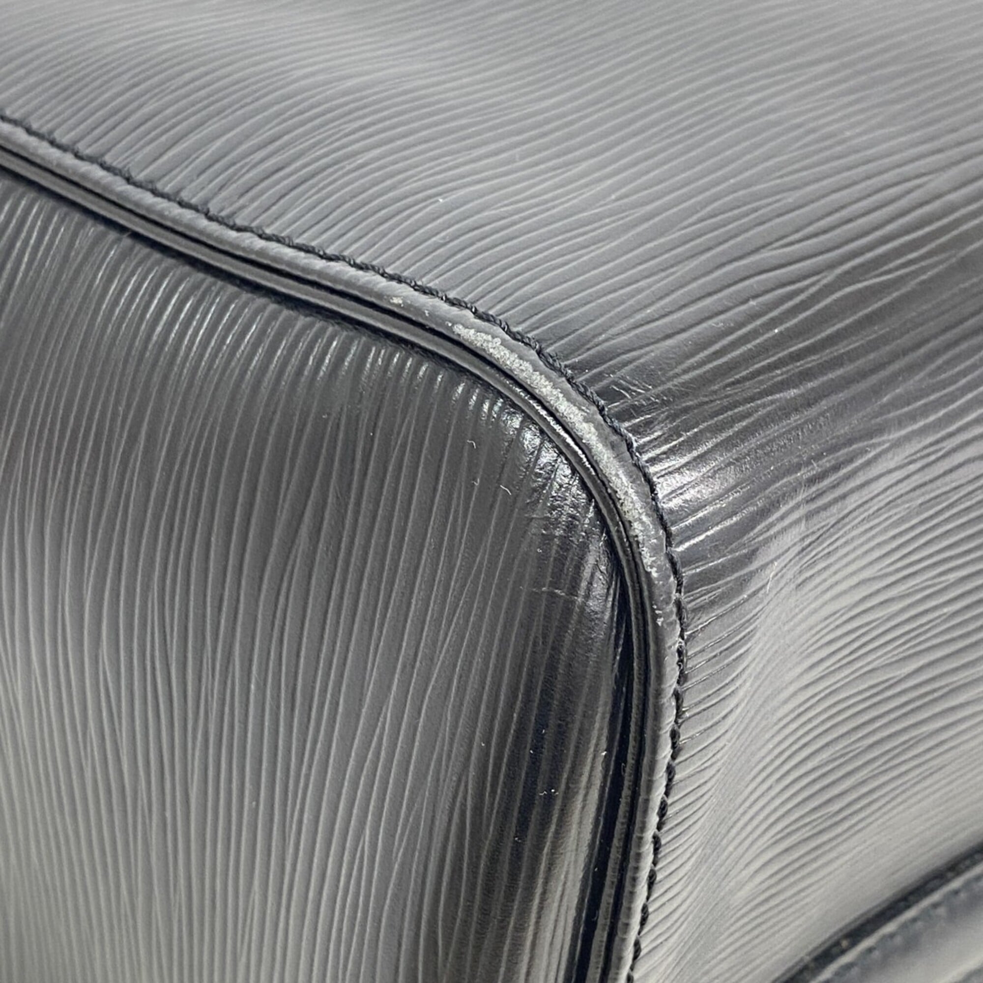 Louis Vuitton Noir Handbag (Pre-Owned)