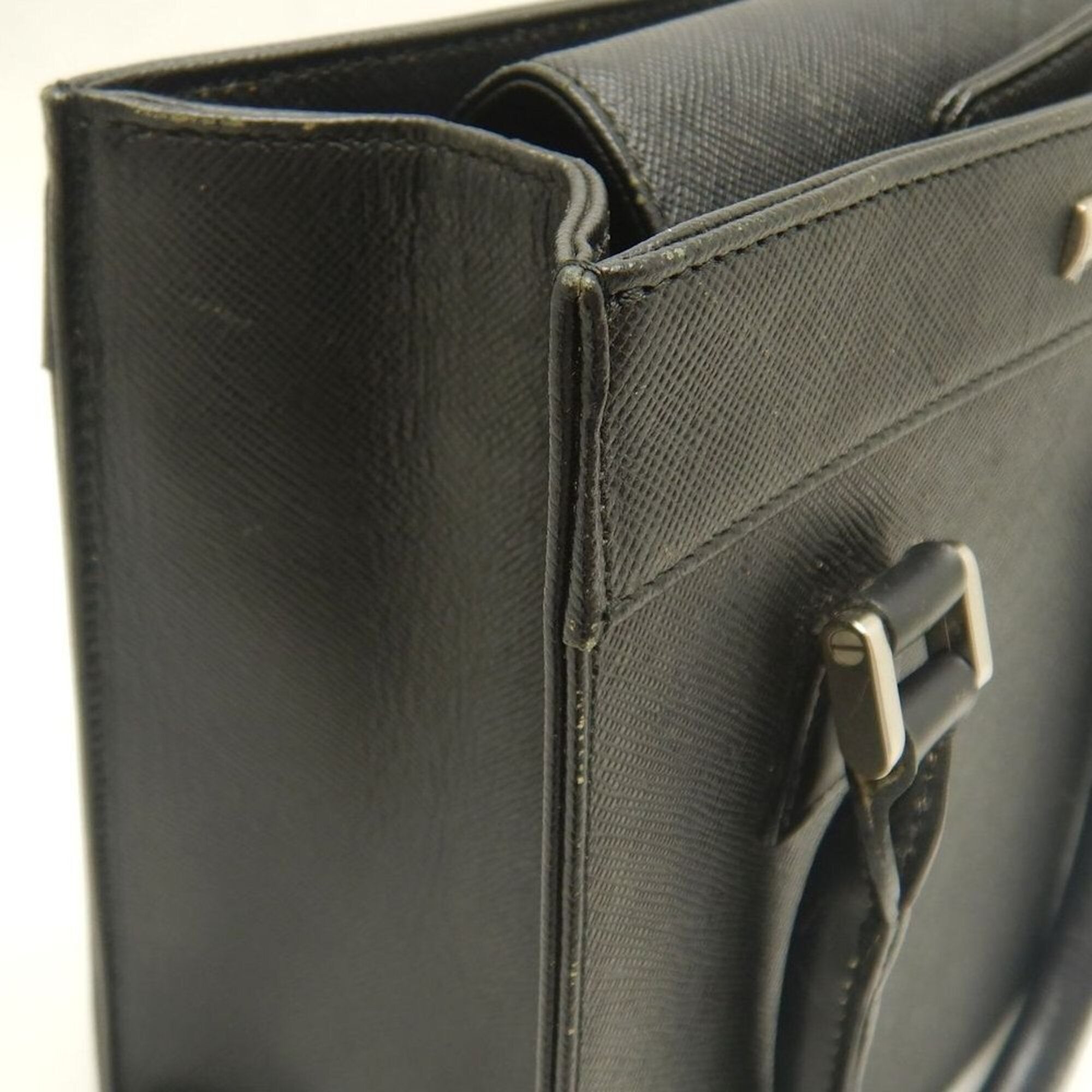 Burberry Black Leather Handbag (Pre-Owned)