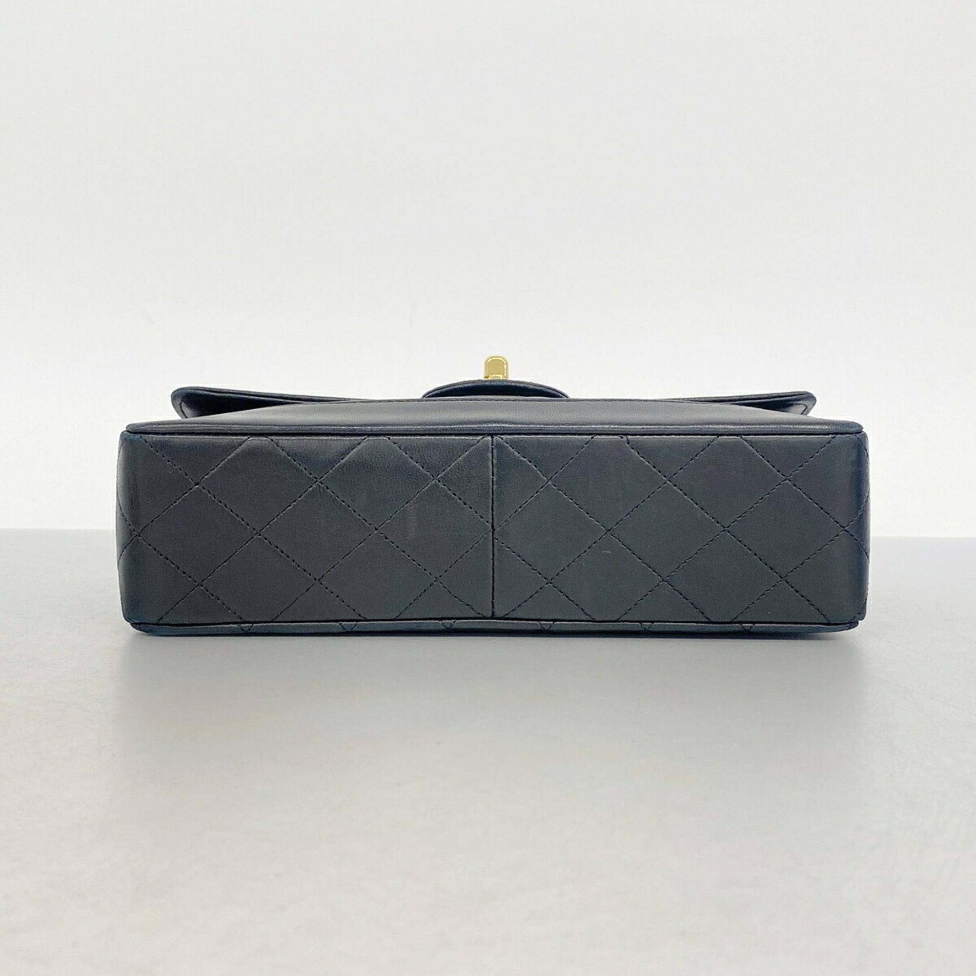 Chanel Black Leather Shoulder Bag (Pre-Owned)