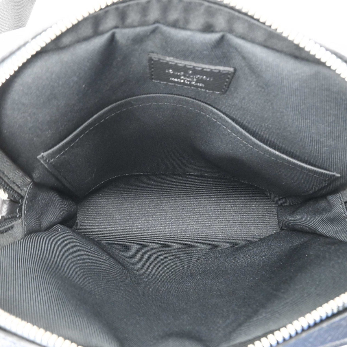 Louis Vuitton Black Taiga Leather Shoulder Bag (Pre-Owned)
