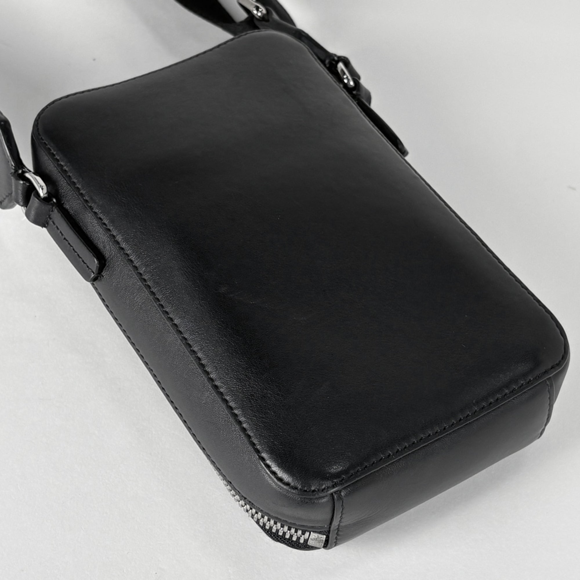 Loewe Black Leather Shoulder Bag (Pre-Owned)
