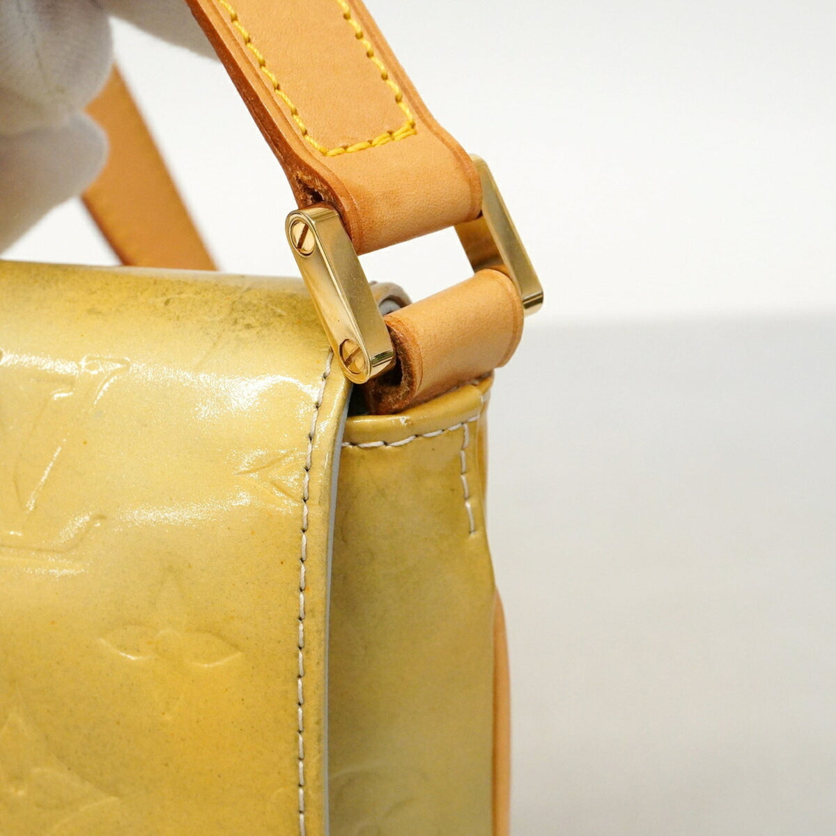 Louis Vuitton Gris Shoulder Bag (Pre-Owned)