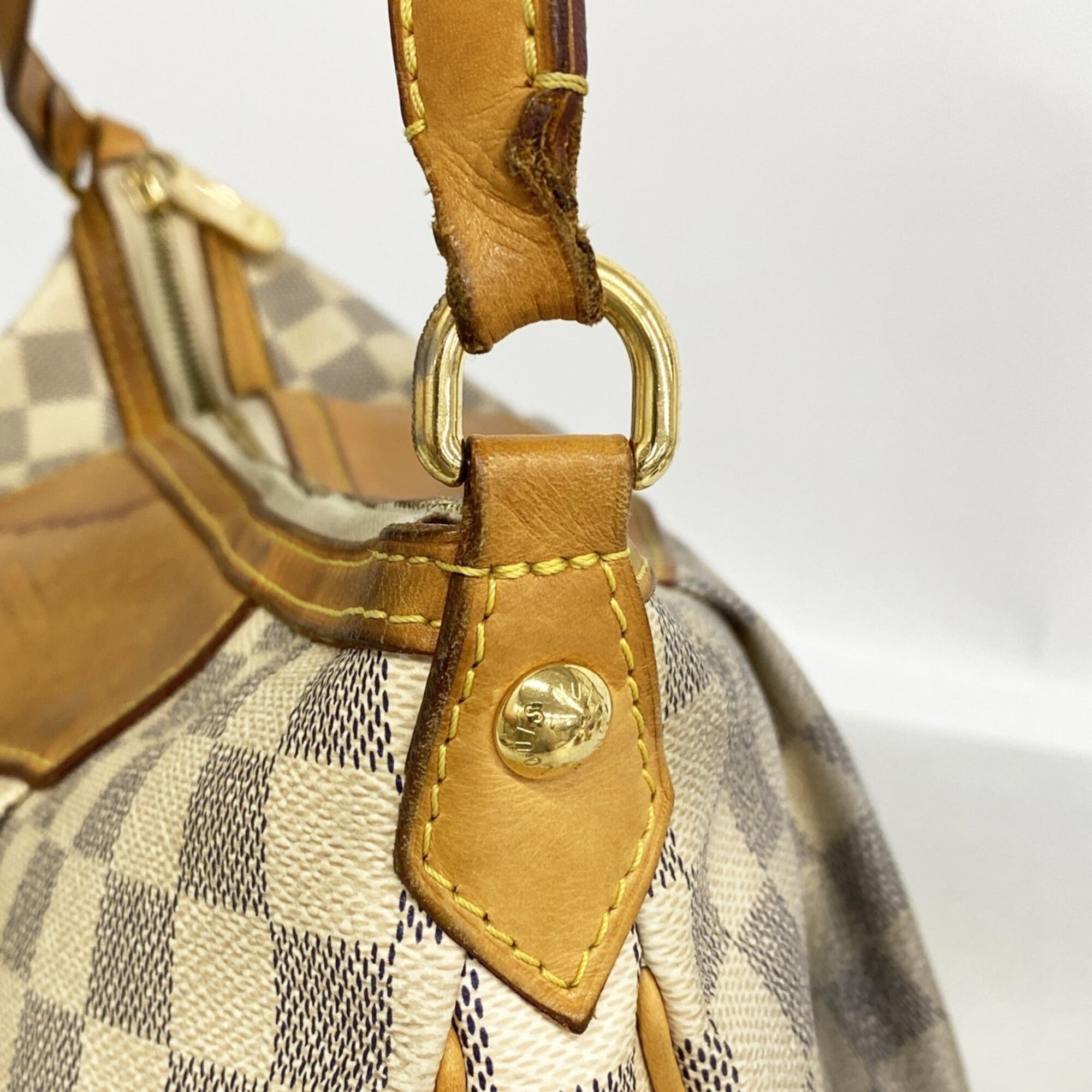 Louis Vuitton White Shoulder Bag (Pre-Owned)