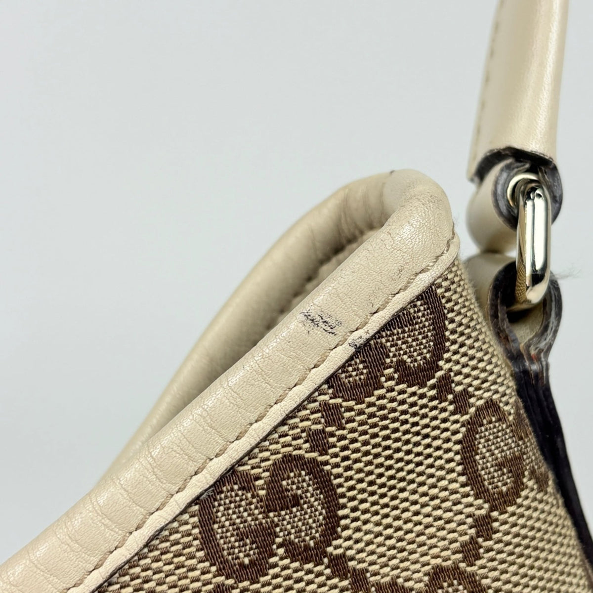 Gucci Beige White Gg Canvas Shoulder Bag (Pre-Owned)