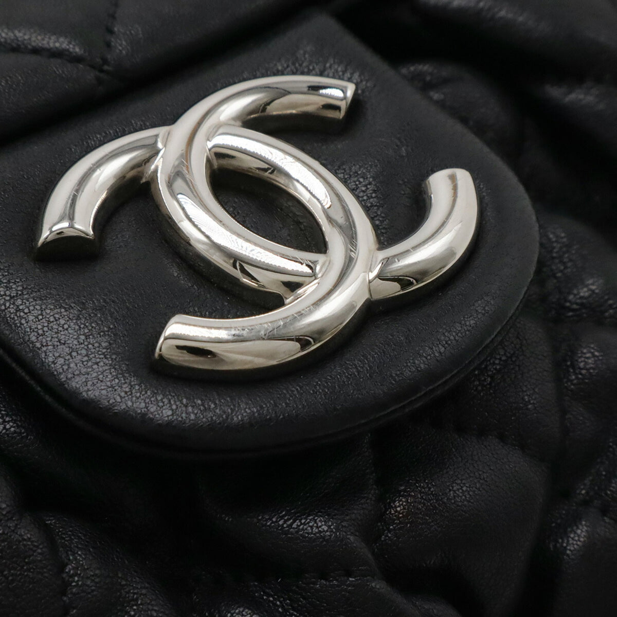 Chanel Black Leather Shoulder Bag (Pre-Owned)