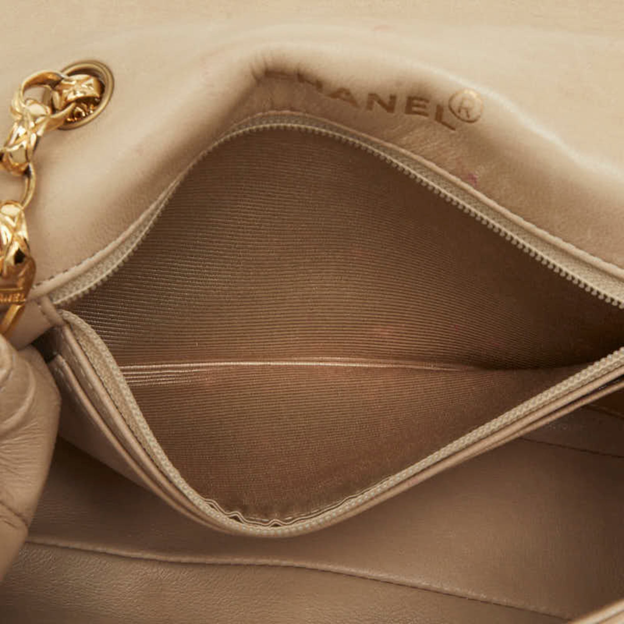 Chanel Beige Leather Shoulder Bag (Pre-Owned)
