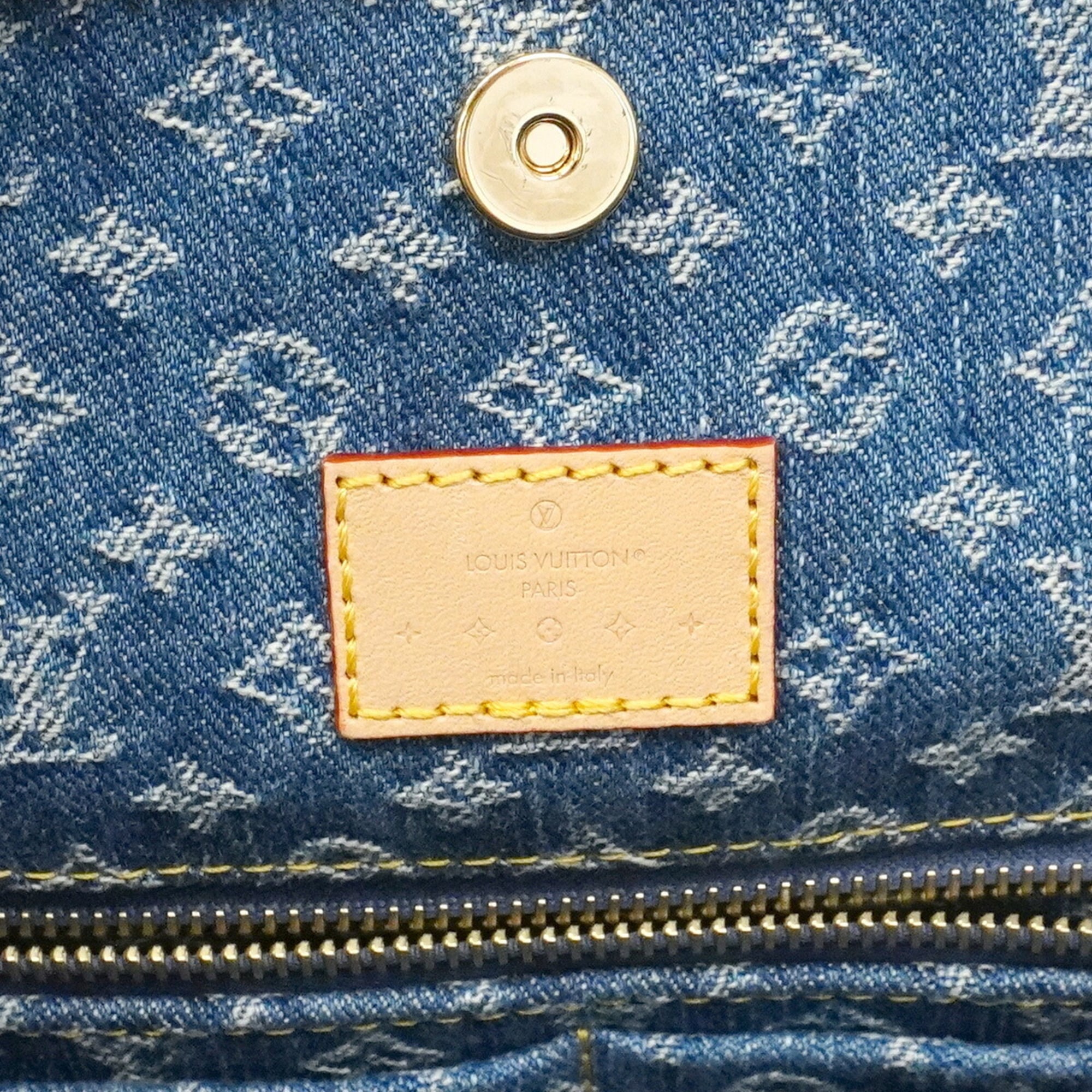 Louis Vuitton Blue Shoulder Bag (Pre-Owned)