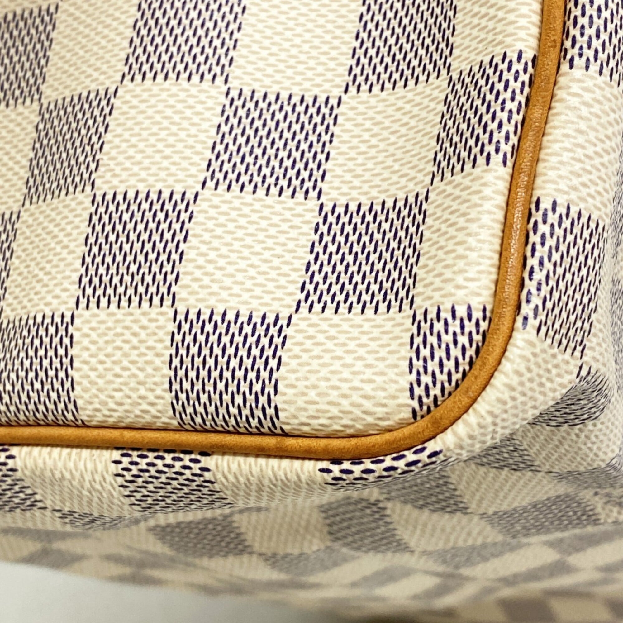 Louis Vuitton White Handbag (Pre-Owned)