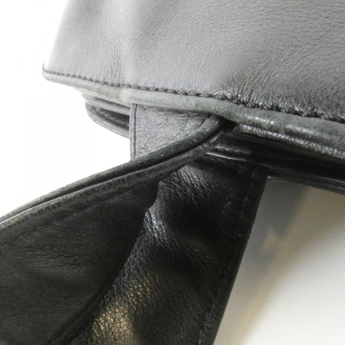 Chanel Black Leather Handbag (Pre-Owned)
