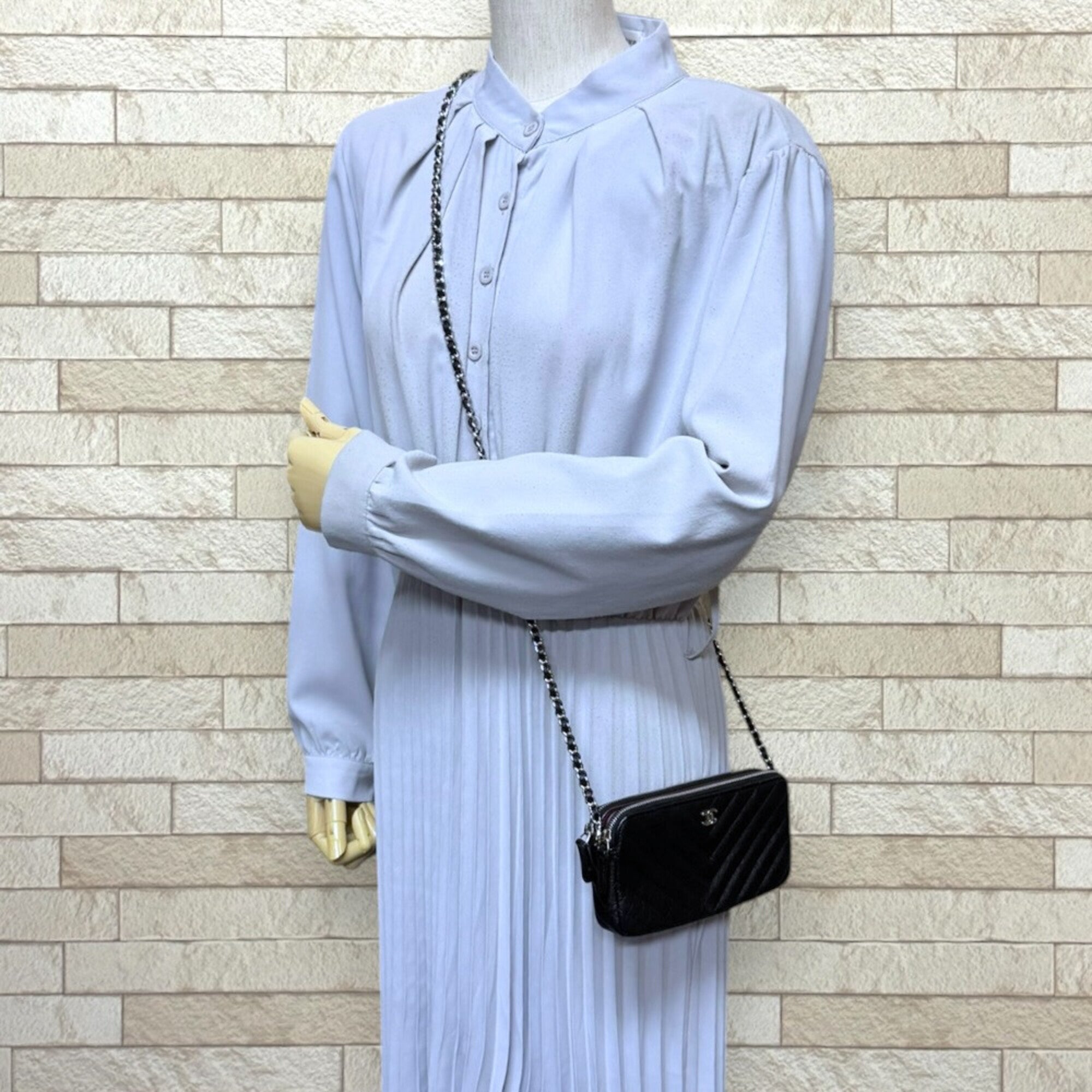 Chanel Black Leather Shoulder Bag (Pre-Owned)