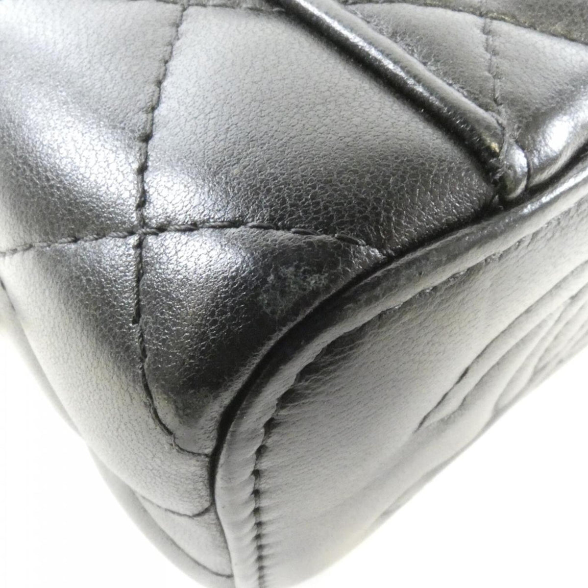 Chanel Black Leather Shoulder Bag (Pre-Owned)