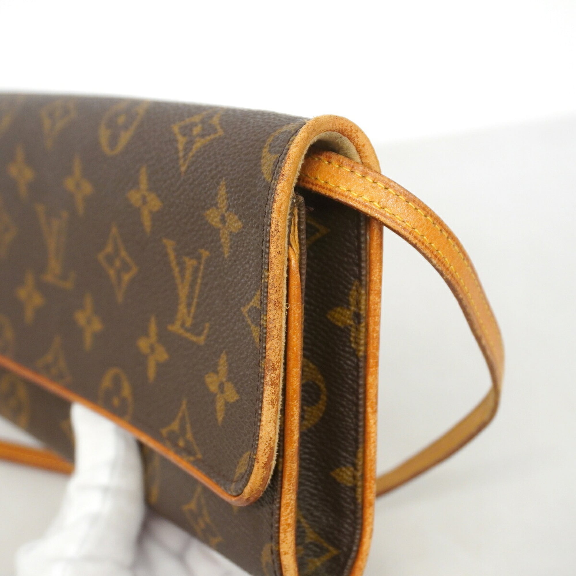 Louis Vuitton Brown Shoulder Bag (Pre-Owned)