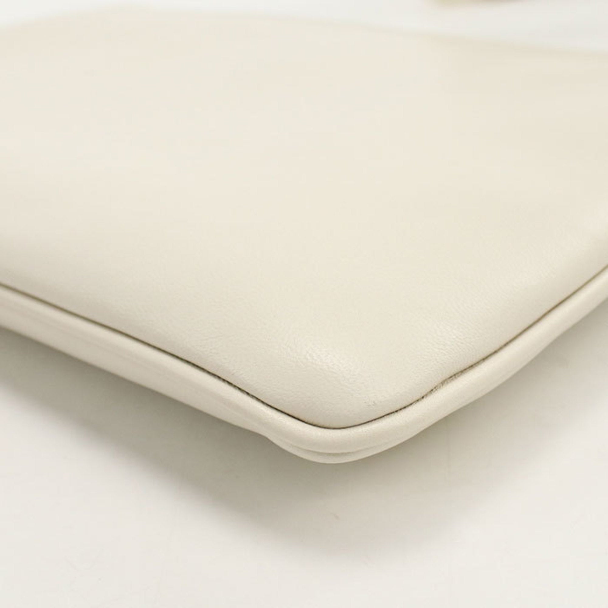 Miu Miu White Leather Clutch Bag (Pre-Owned)