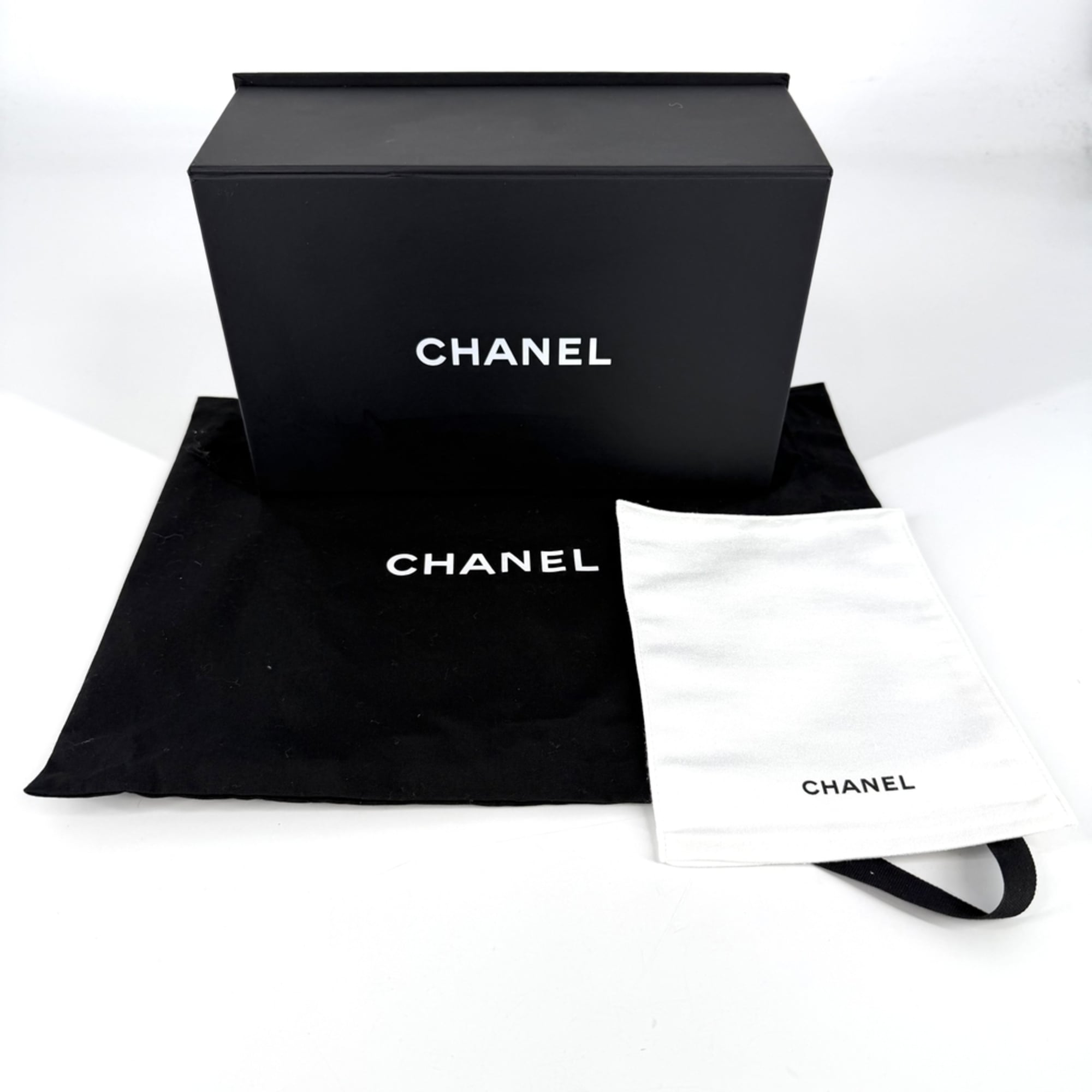 Chanel Black Leather Shoulder Bag (Pre-Owned)
