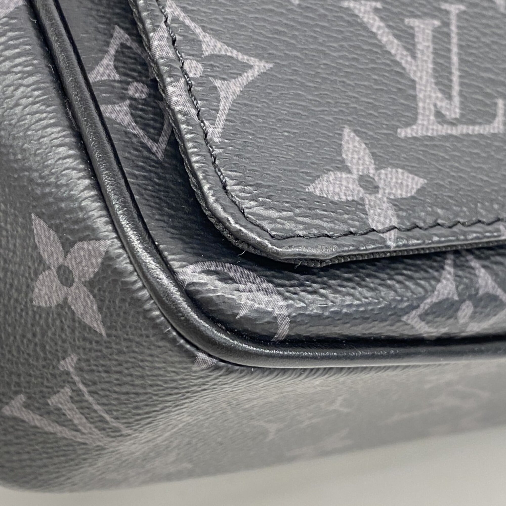 Louis Vuitton Black Shoulder Bag (Pre-Owned)
