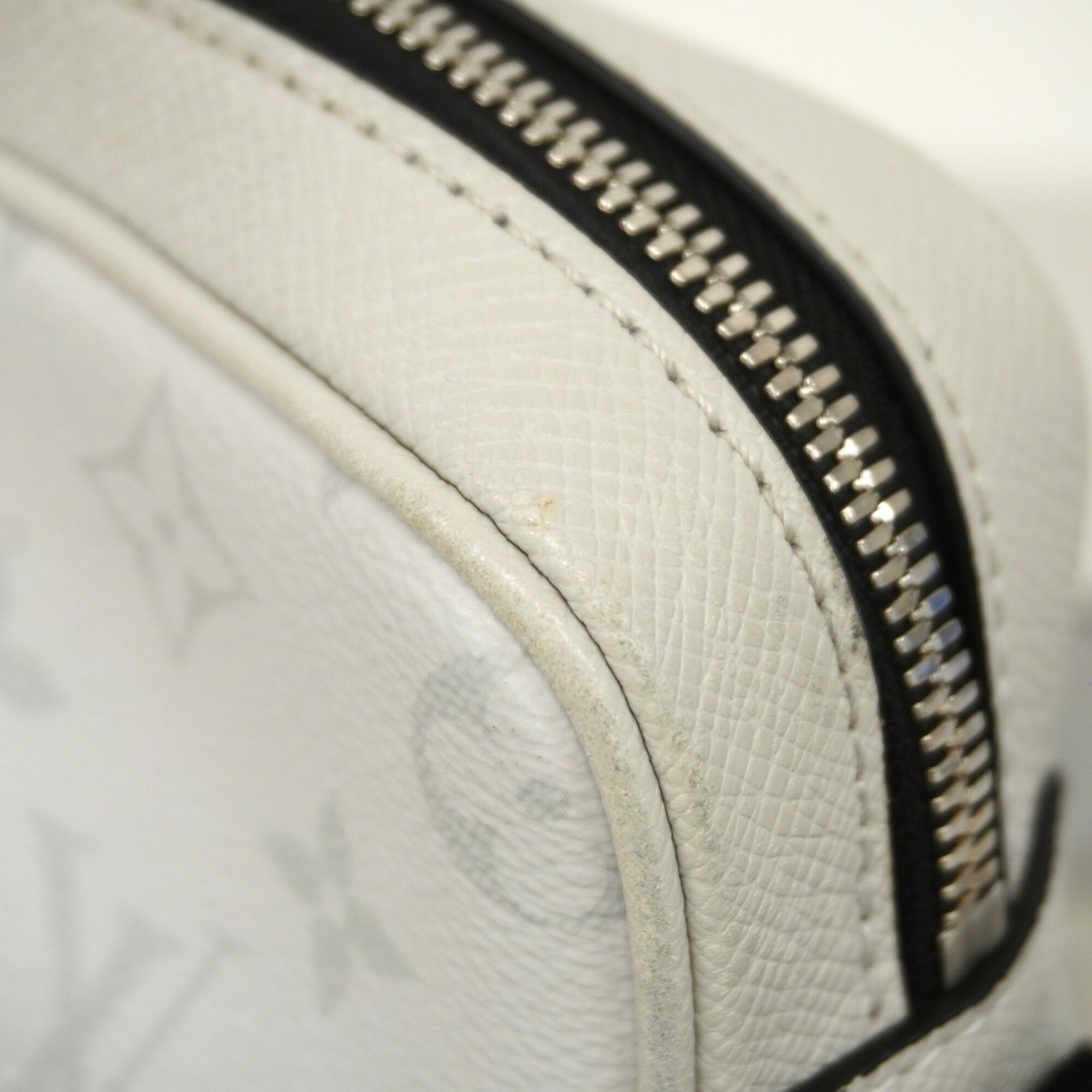 Louis Vuitton White Shoulder Bag (Pre-Owned)