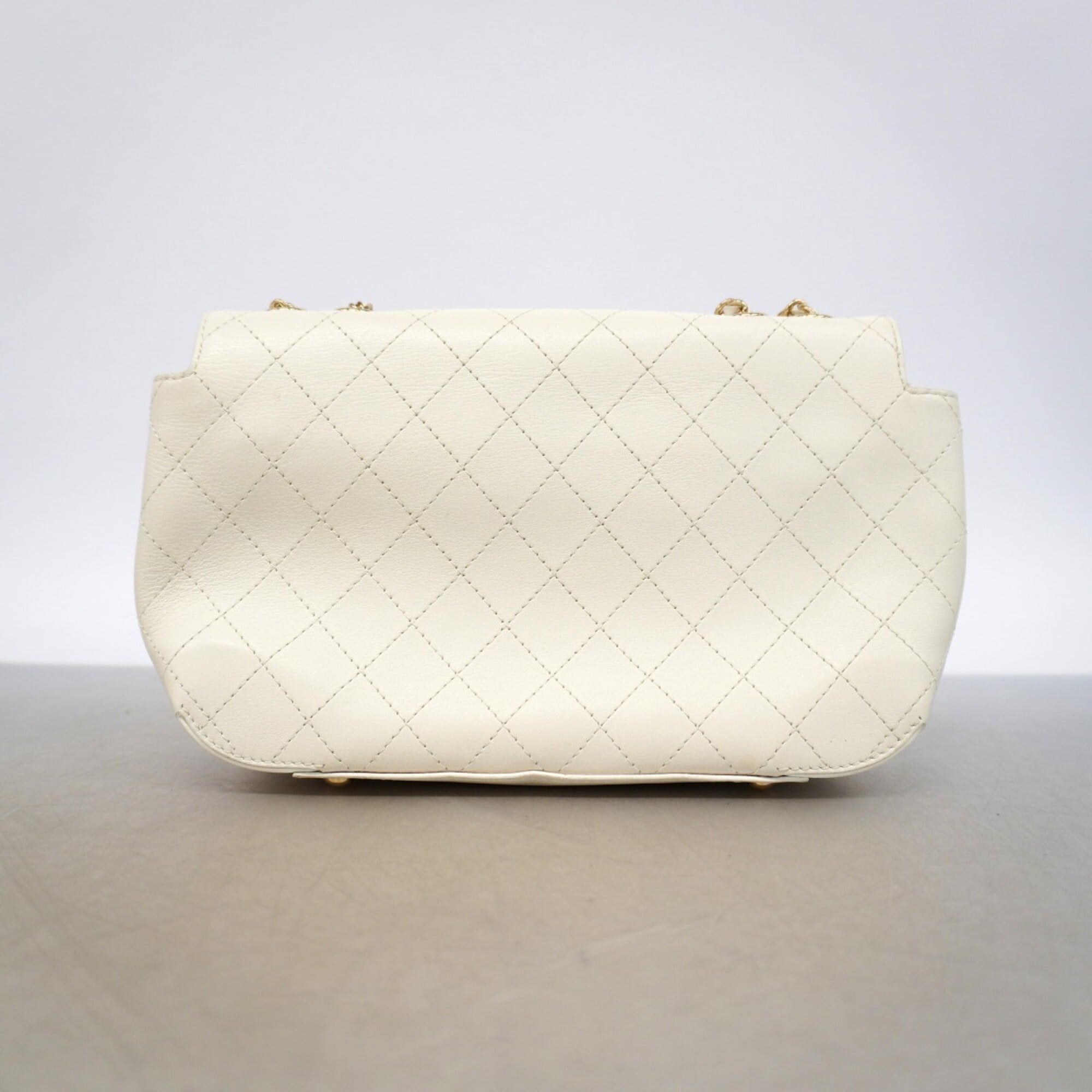 Chanel White Leather Shoulder Bag (Pre-Owned)