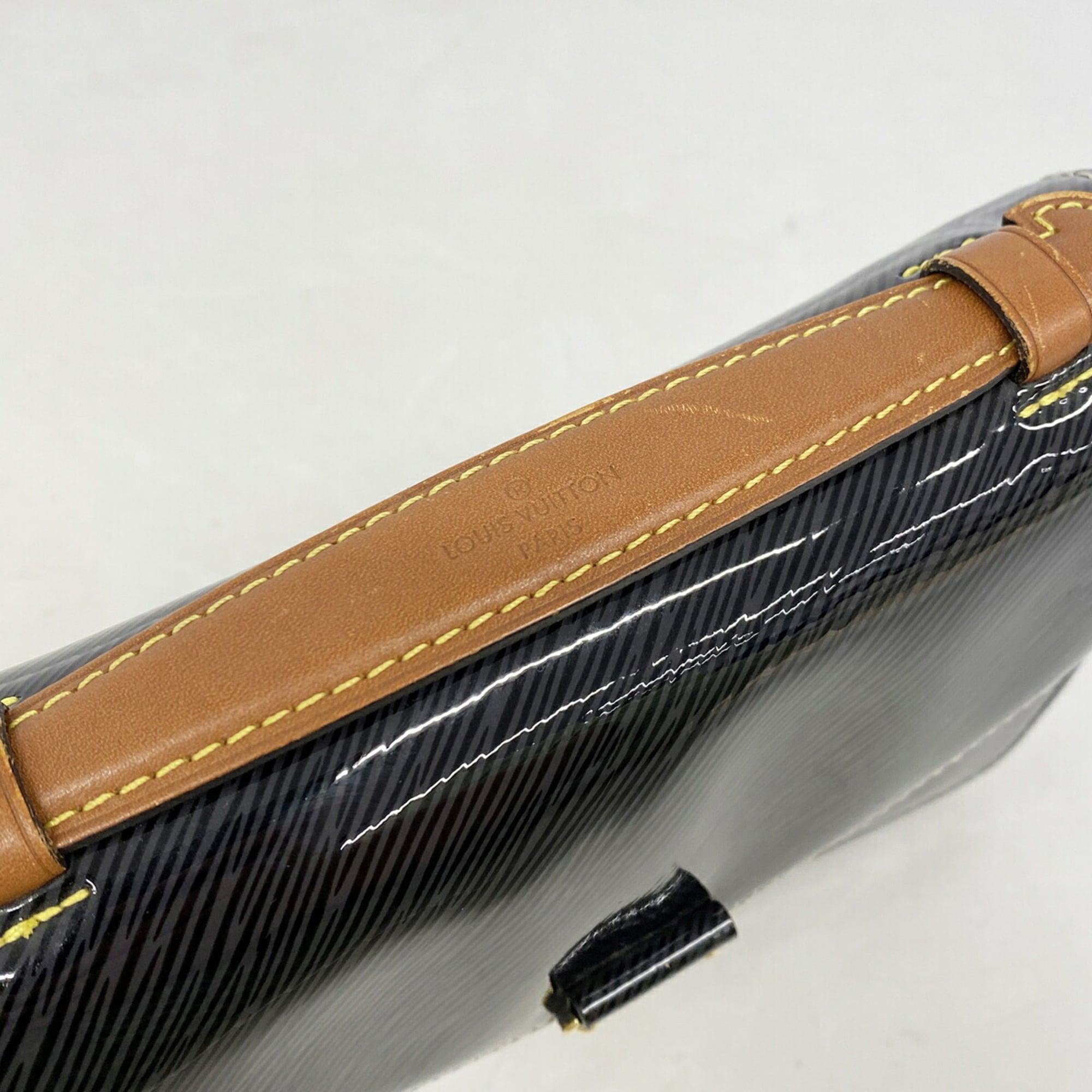 Louis Vuitton Black Handbag (Pre-Owned)