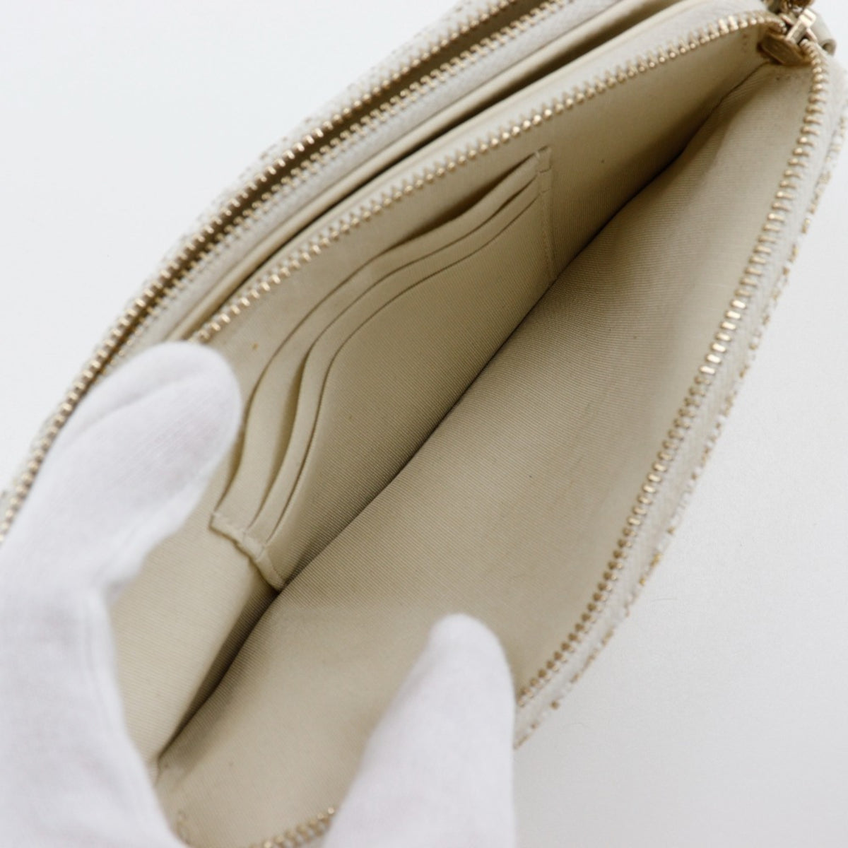Chanel White Tweed Shoulder Bag (Pre-Owned)
