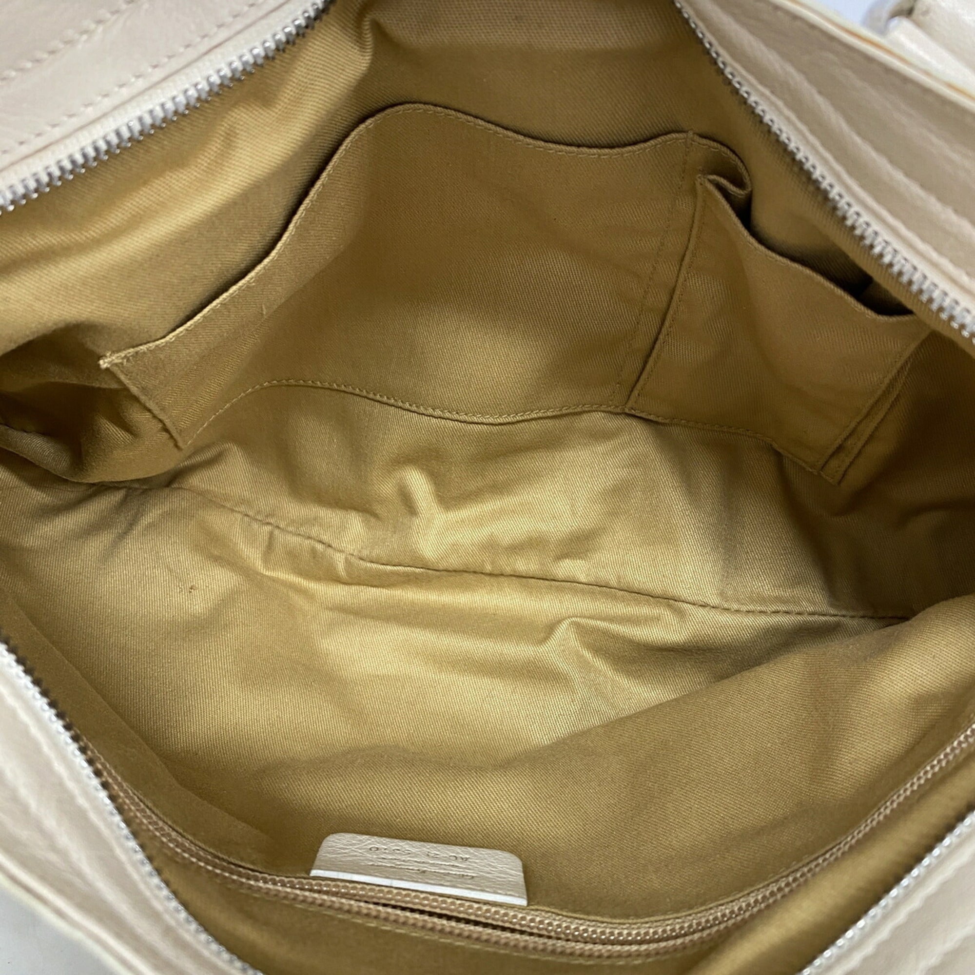Salvatore Ferragamo White Leather Handbag (Pre-Owned)