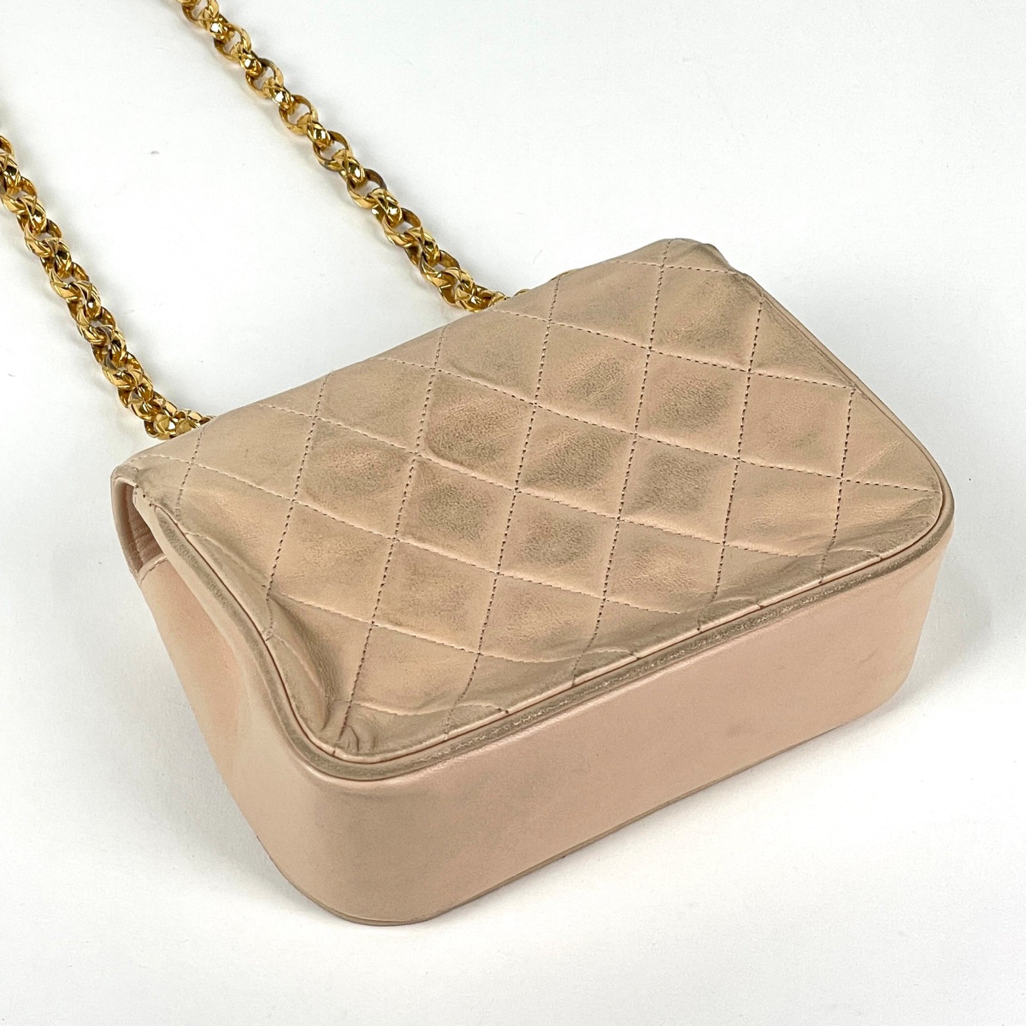 Chanel Matelasse Beige Leather Shoulder Bag (Pre-Owned)