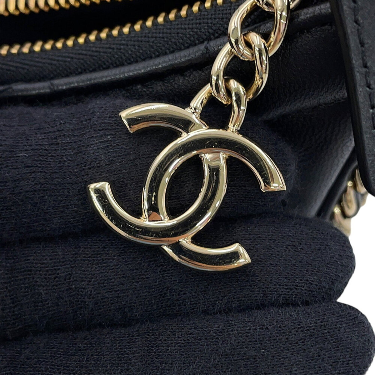 Chanel Matelasse Black Leather Shoulder Bag (Pre-Owned)