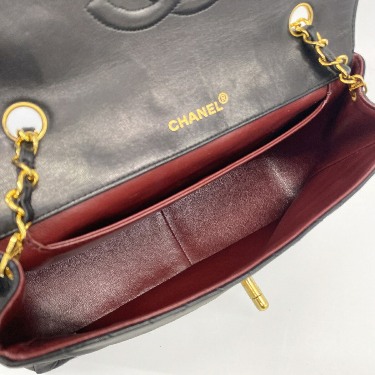 Chanel Black Leather Shoulder Bag (Pre-Owned)