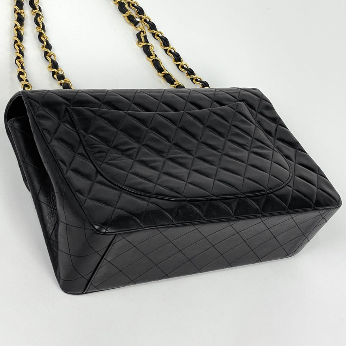Chanel Matelasse Black Leather Shoulder Bag (Pre-Owned)