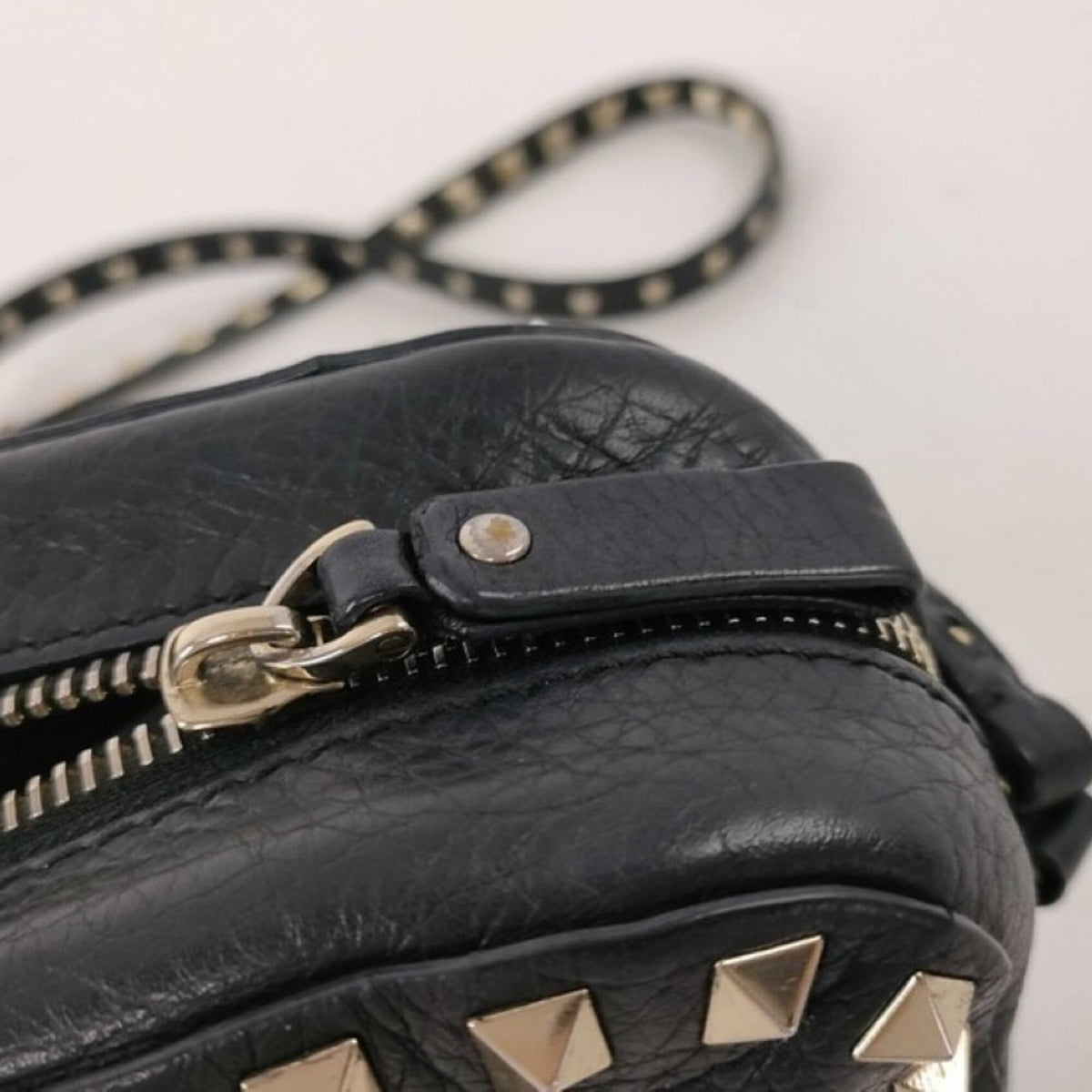 Valentino Garavani Black Leather Shoulder Bag (Pre-Owned)