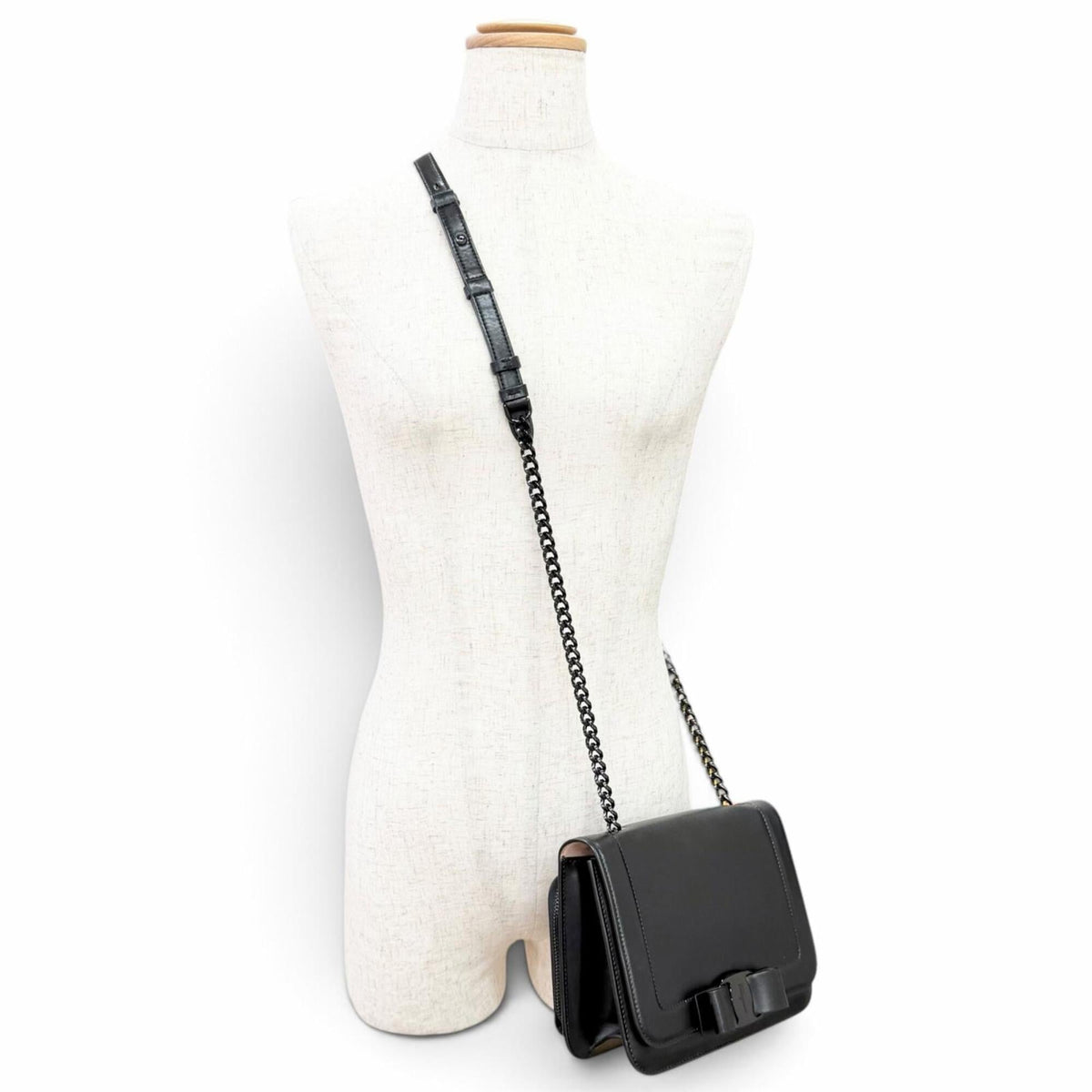 Salvatore Ferragamo Black Leather Shoulder Bag (Pre-Owned)
