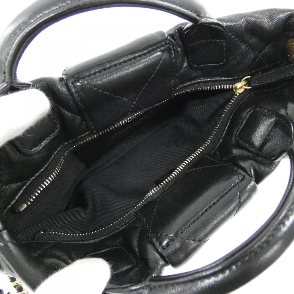Chanel Black Leather Handbag (Pre-Owned)