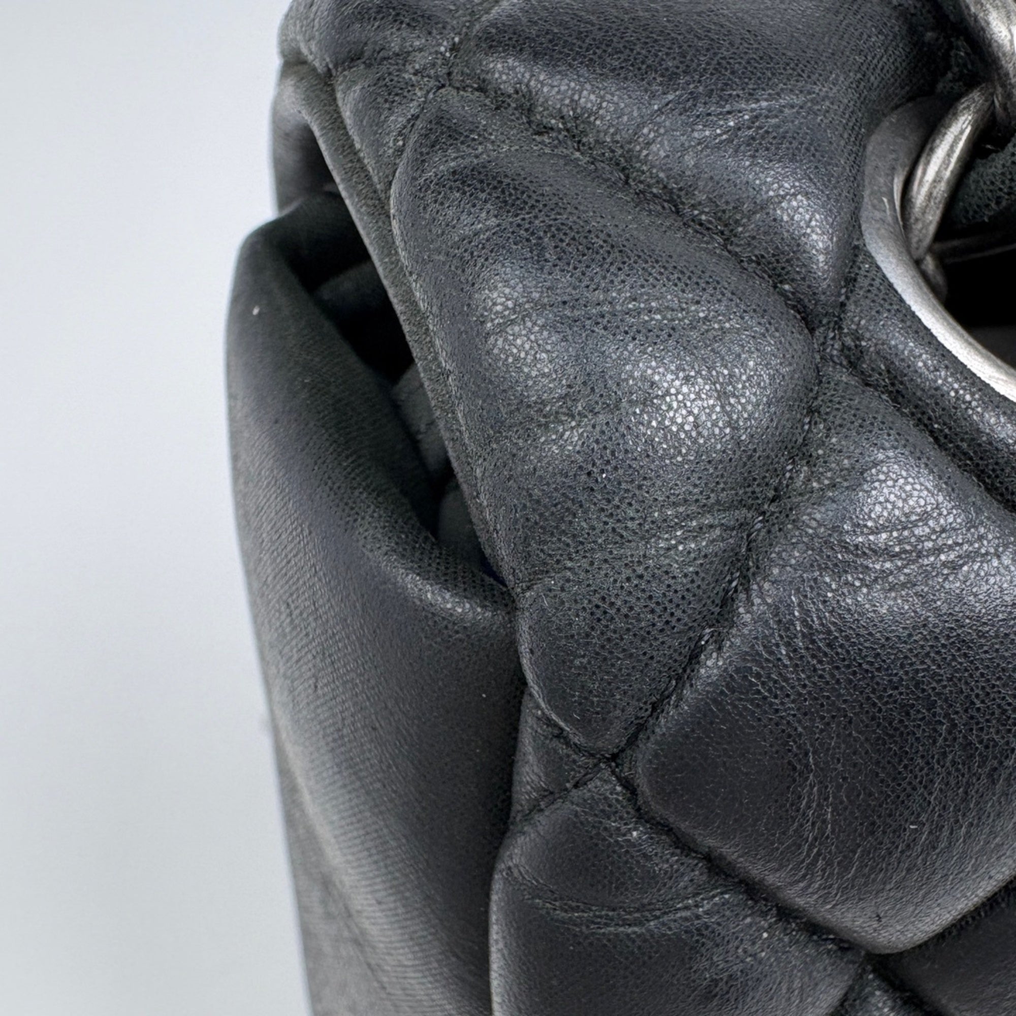 Chanel Black Leather Shoulder Bag (Pre-Owned)