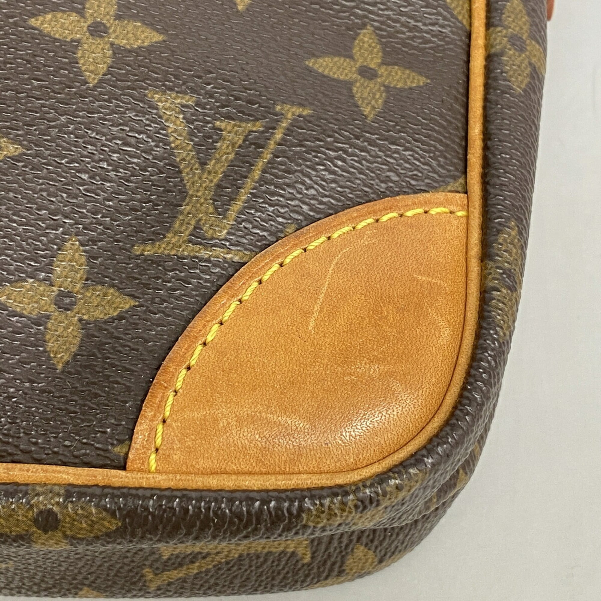 Louis Vuitton Brown Shoulder Bag (Pre-Owned)