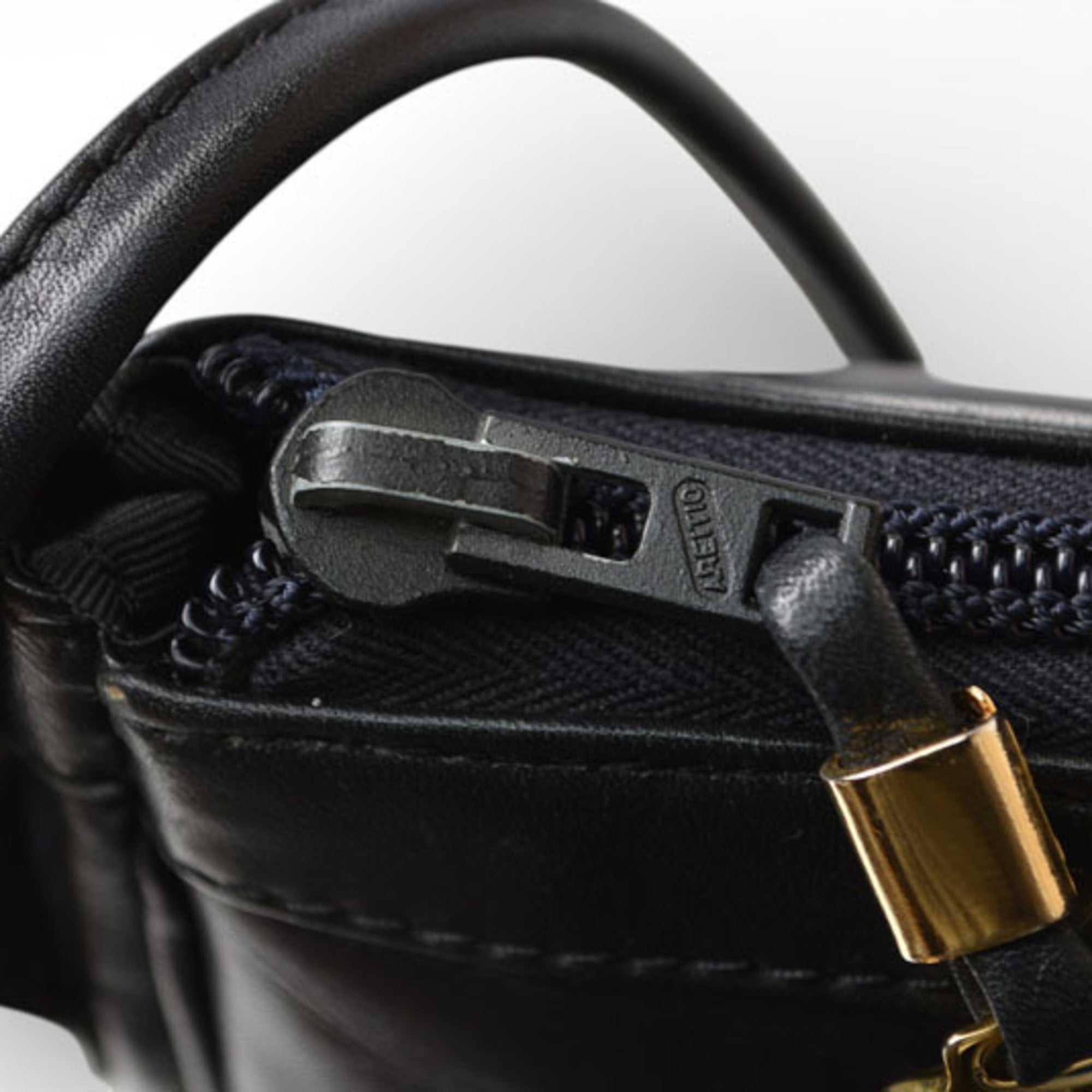 Loewe Black Leather Shoulder Bag (Pre-Owned)
