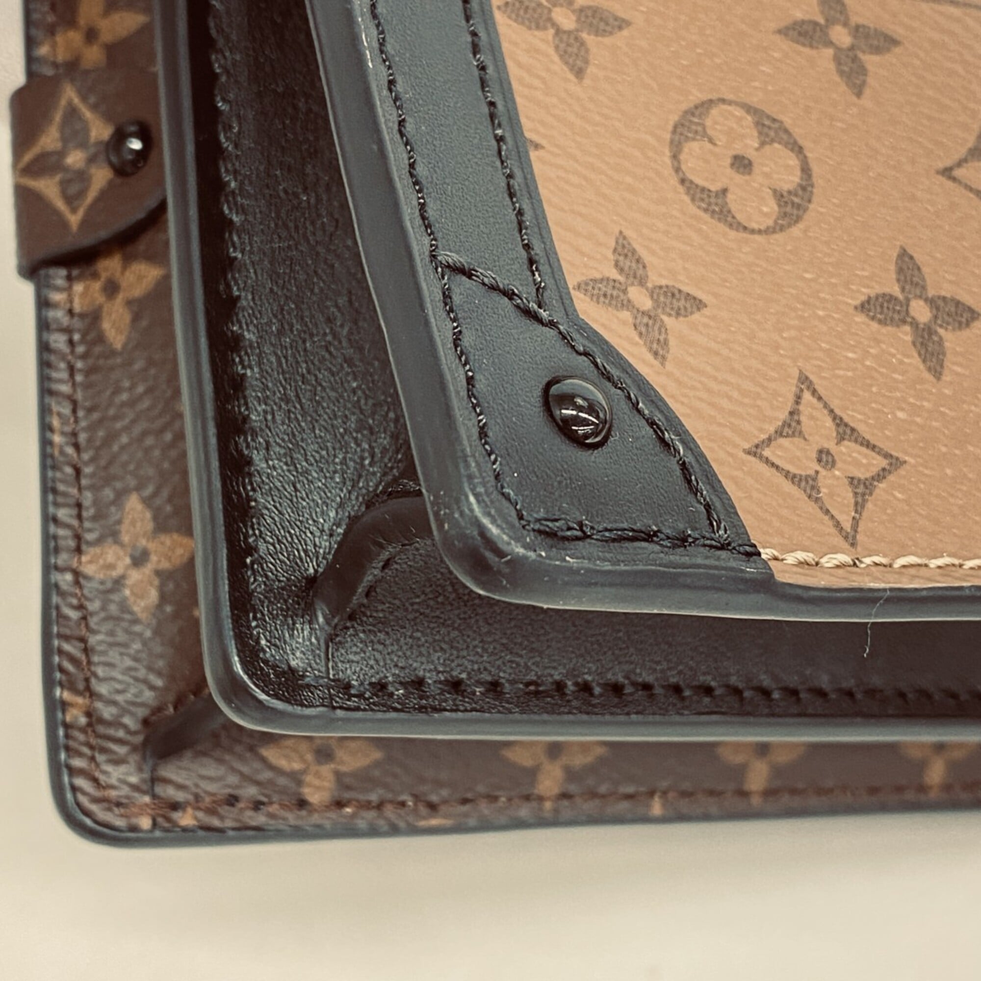 Louis Vuitton Brown Shoulder Bag (Pre-Owned)