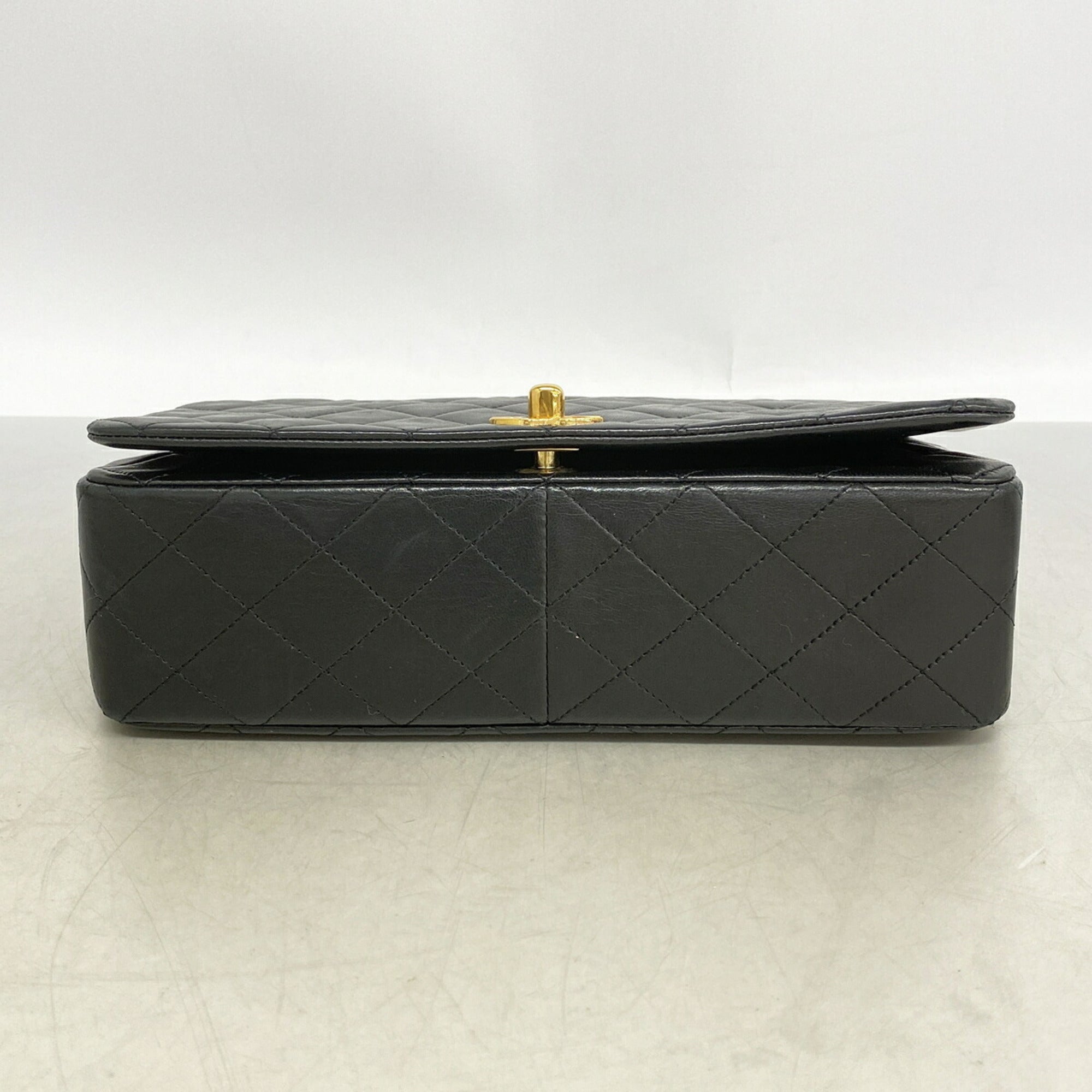 Chanel Black Leather Shoulder Bag (Pre-Owned)
