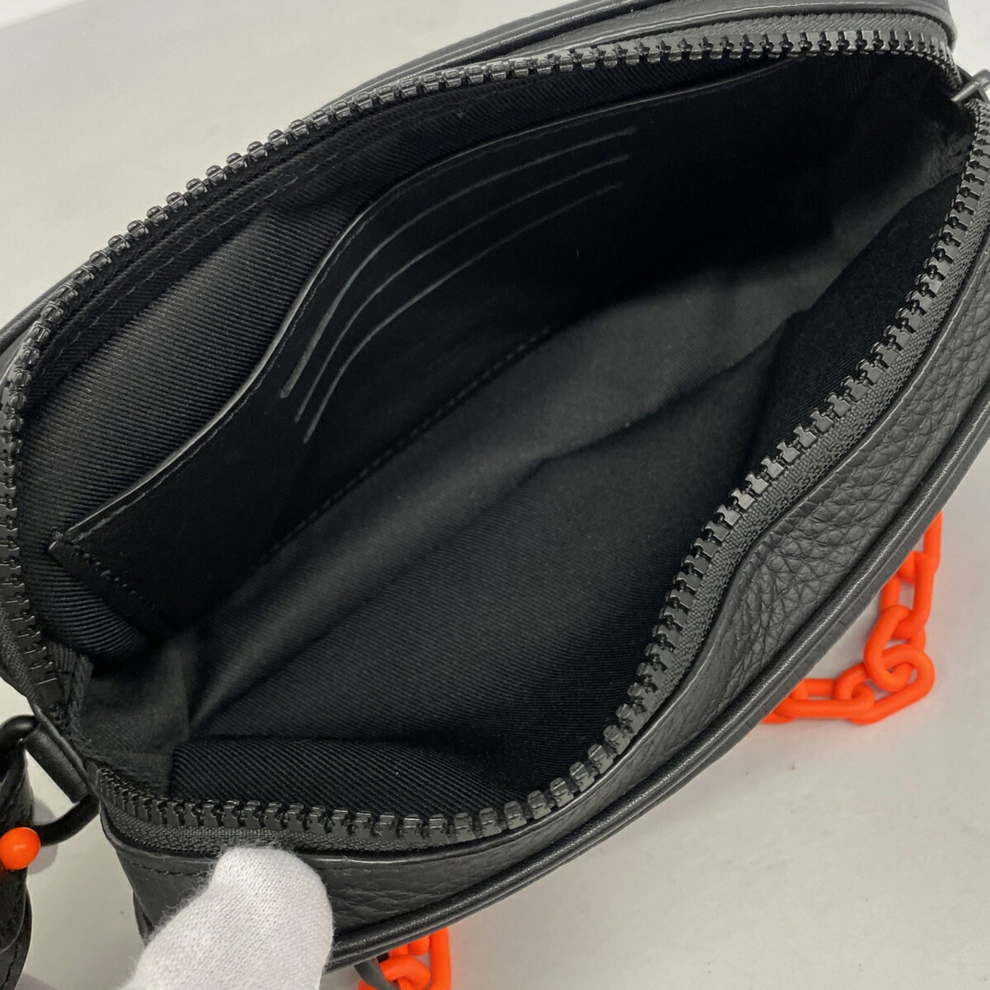 Louis Vuitton Noir Clutch Bag (Pre-Owned)