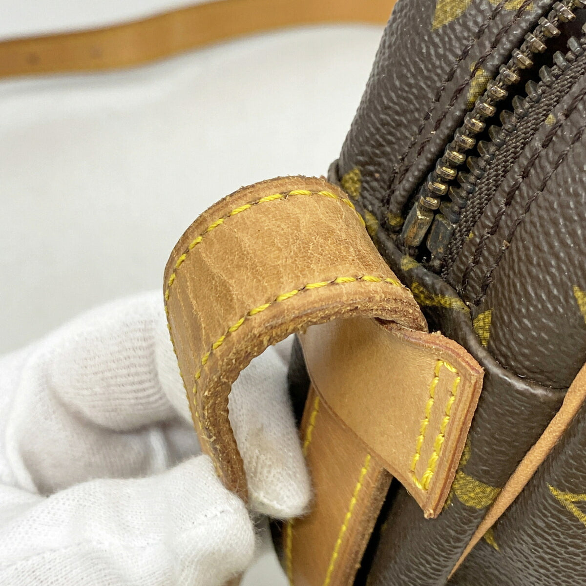 Louis Vuitton Brown Shoulder Bag (Pre-Owned)